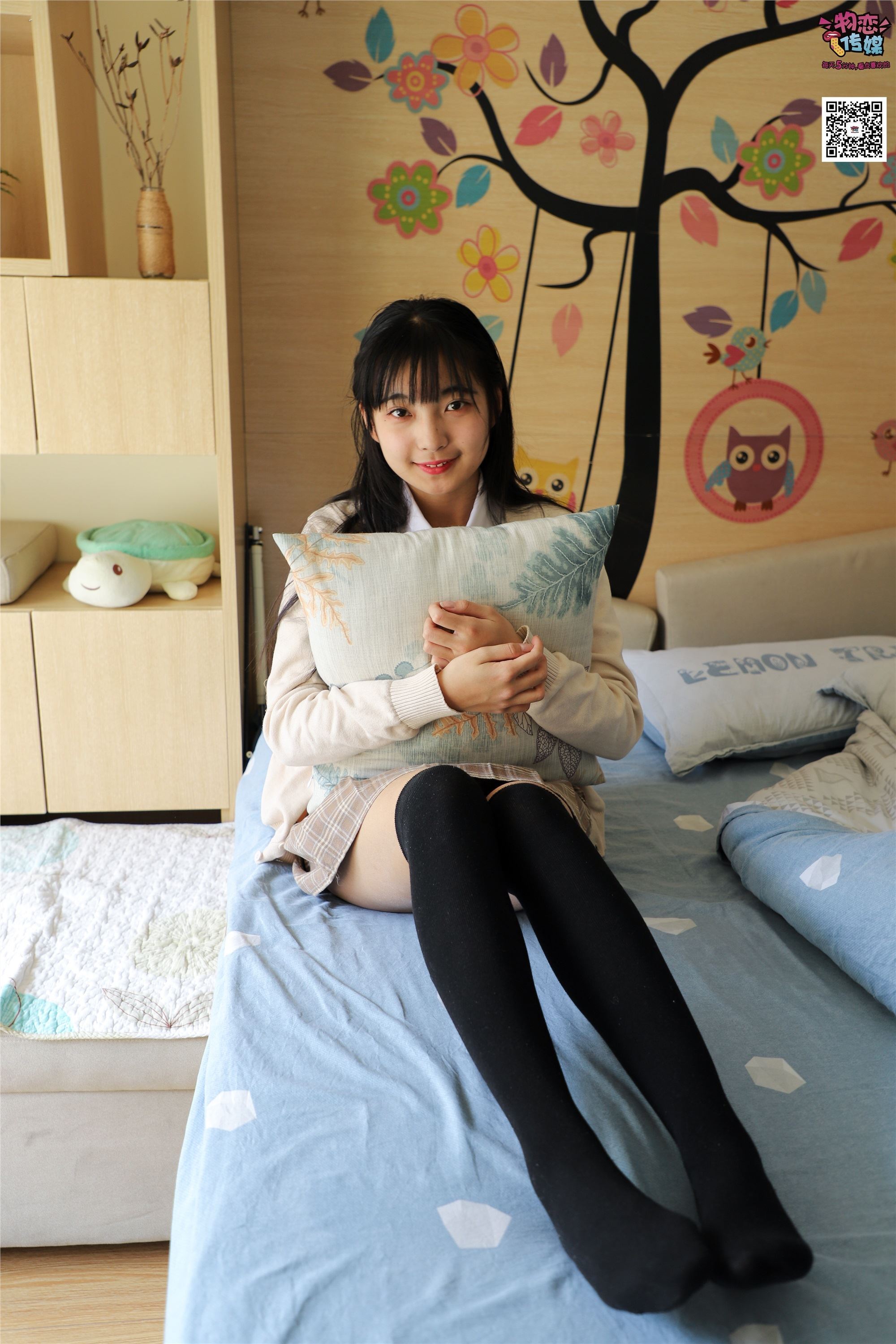 物恋传媒 No.005 JK制服高中小姐姐，棉袜加丝袜