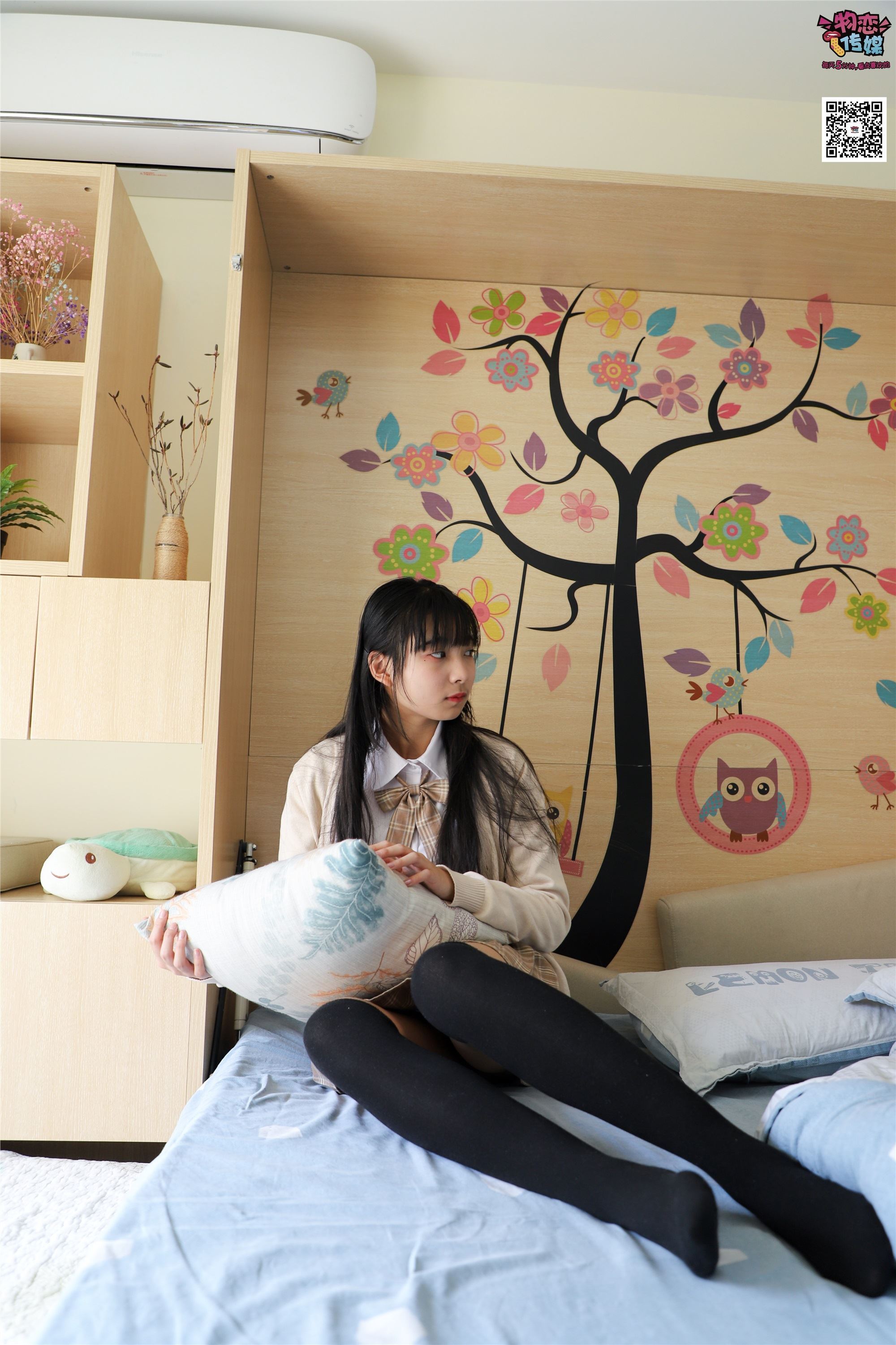 物恋传媒 No.005 JK制服高中小姐姐，棉袜加丝袜