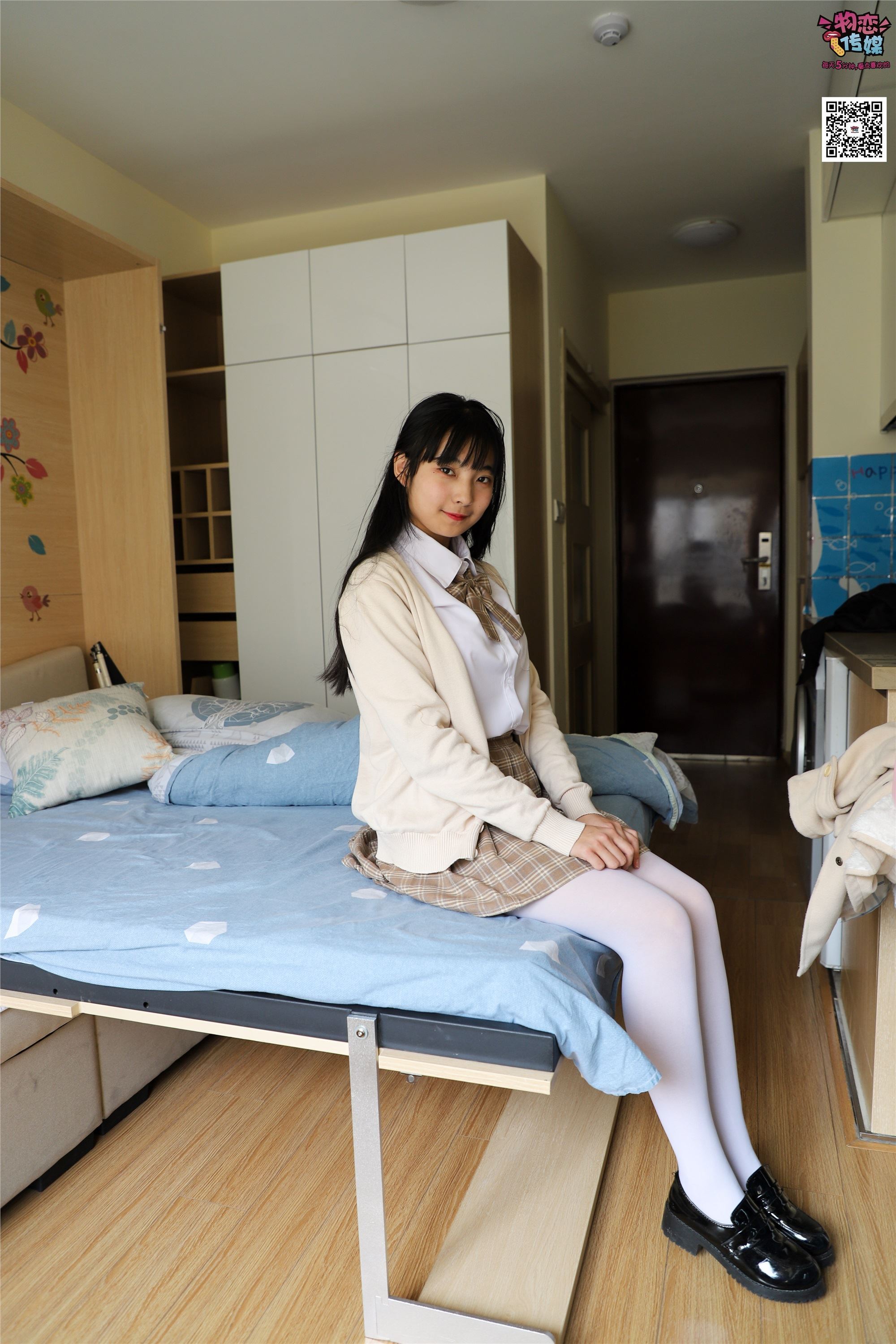 物恋传媒 No.005 JK制服高中小姐姐，棉袜加丝袜