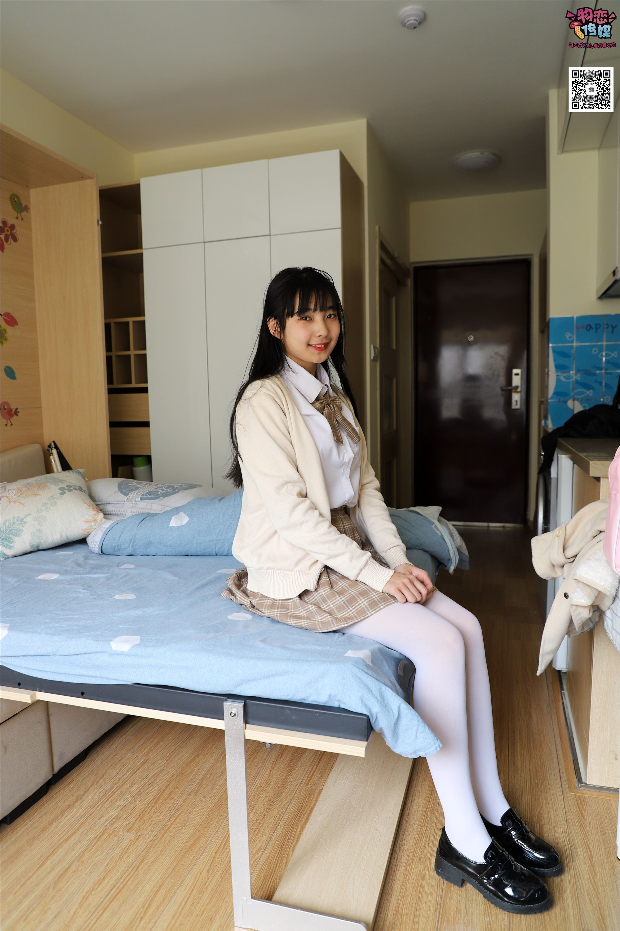 物恋传媒 No.005 JK制服高中小姐姐，棉袜加丝袜