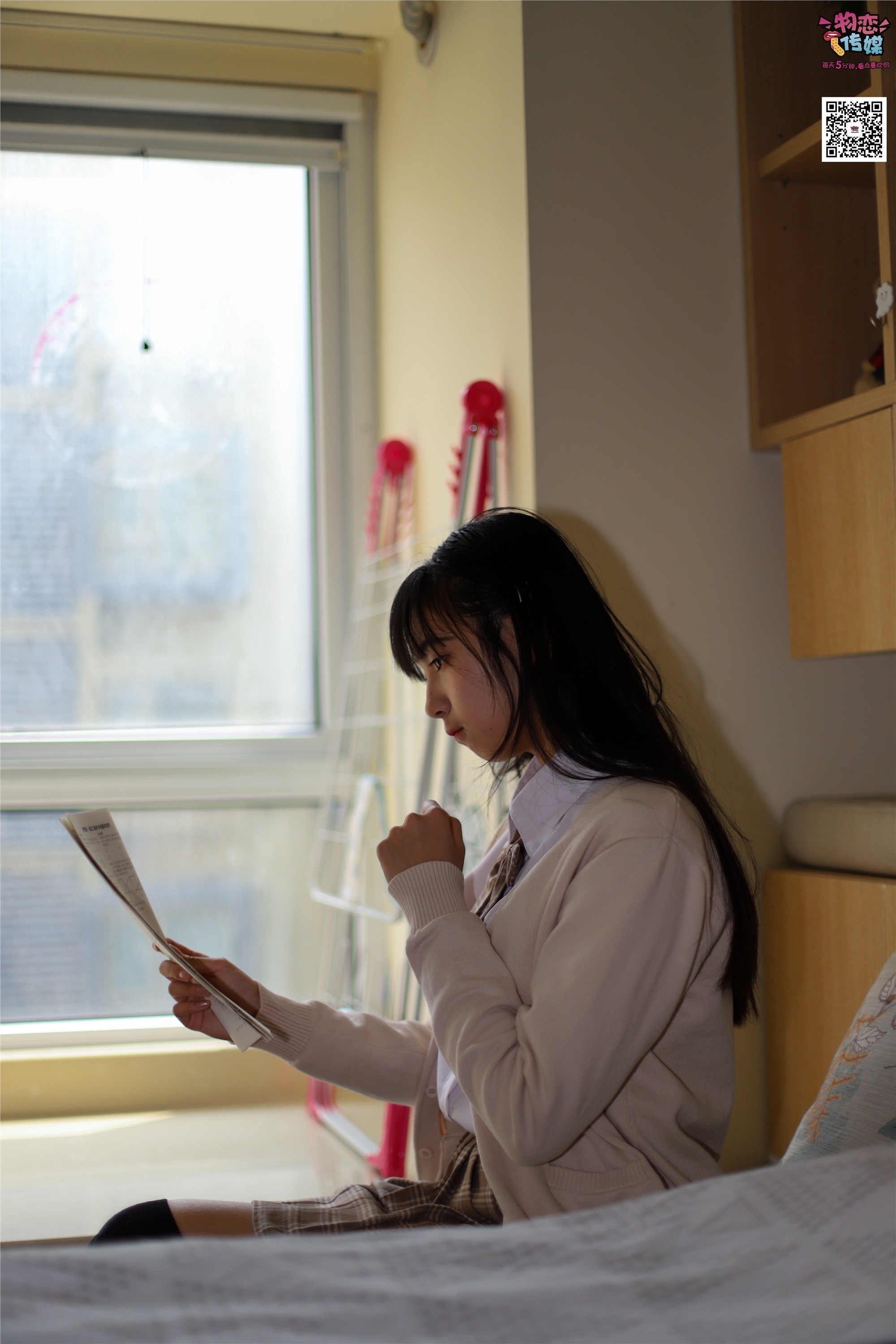 物恋传媒 No.005 JK制服高中小姐姐，棉袜加丝袜