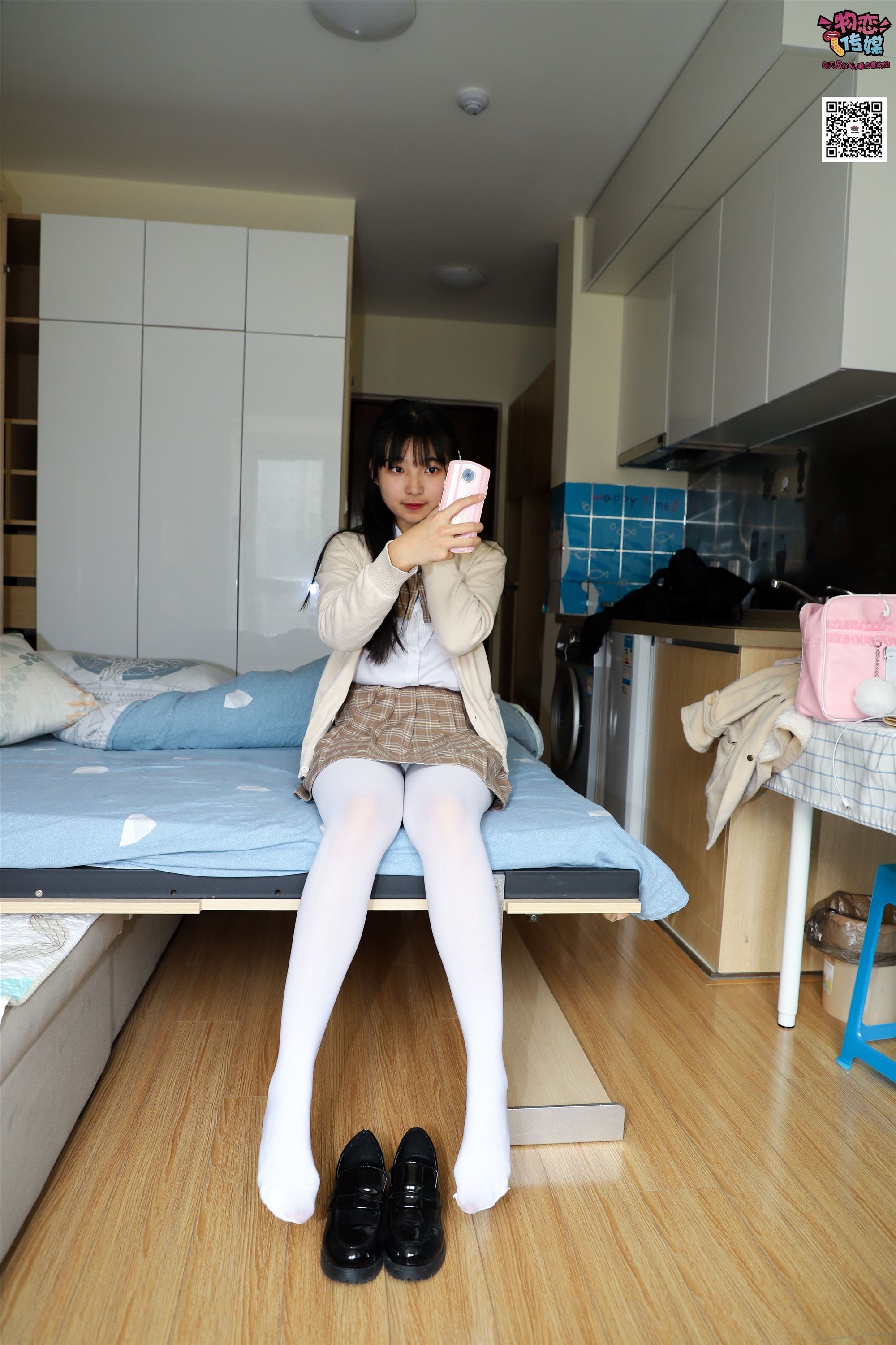 物恋传媒 No.005 JK制服高中小姐姐，棉袜加丝袜