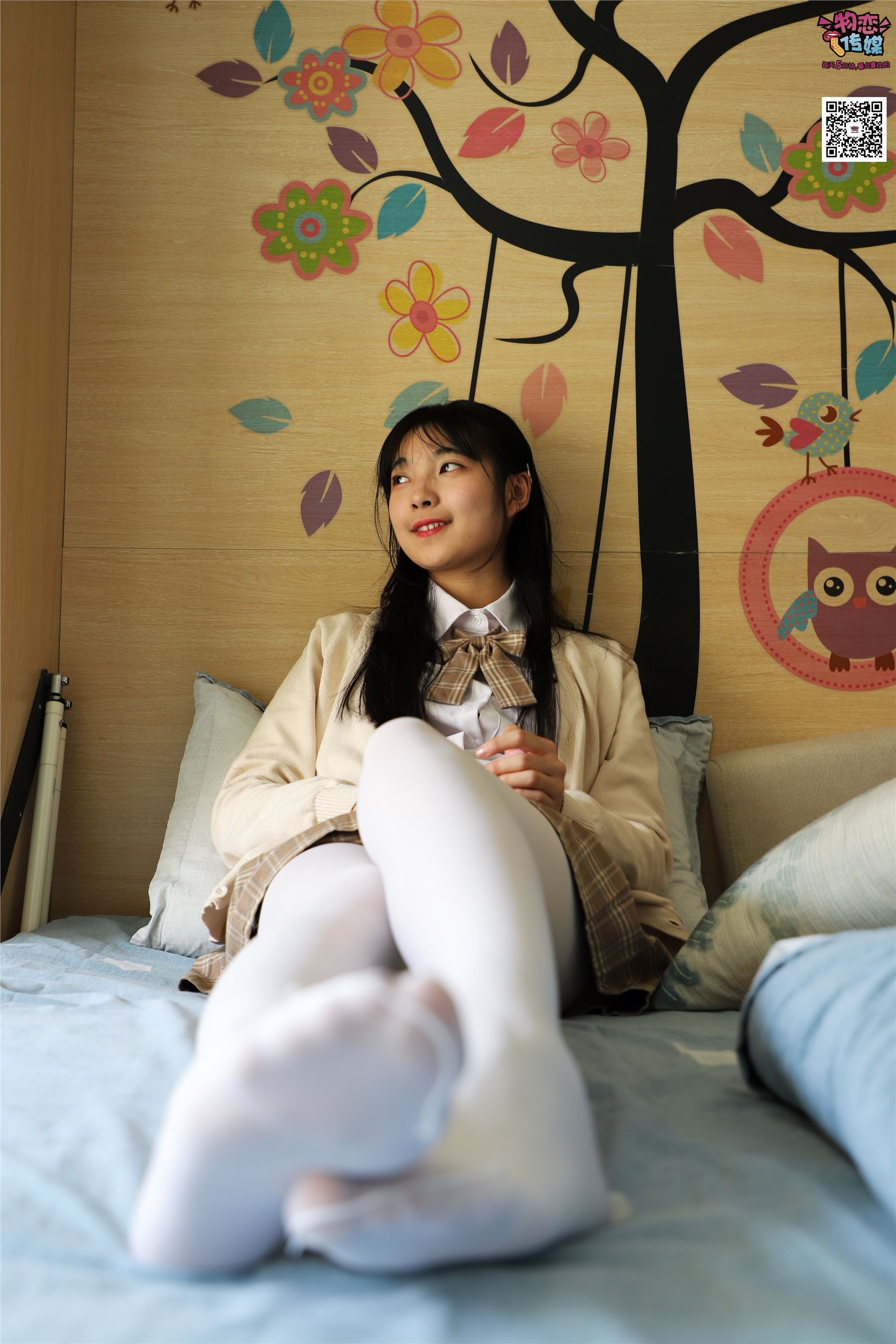 物恋传媒 No.005 JK制服高中小姐姐，棉袜加丝袜