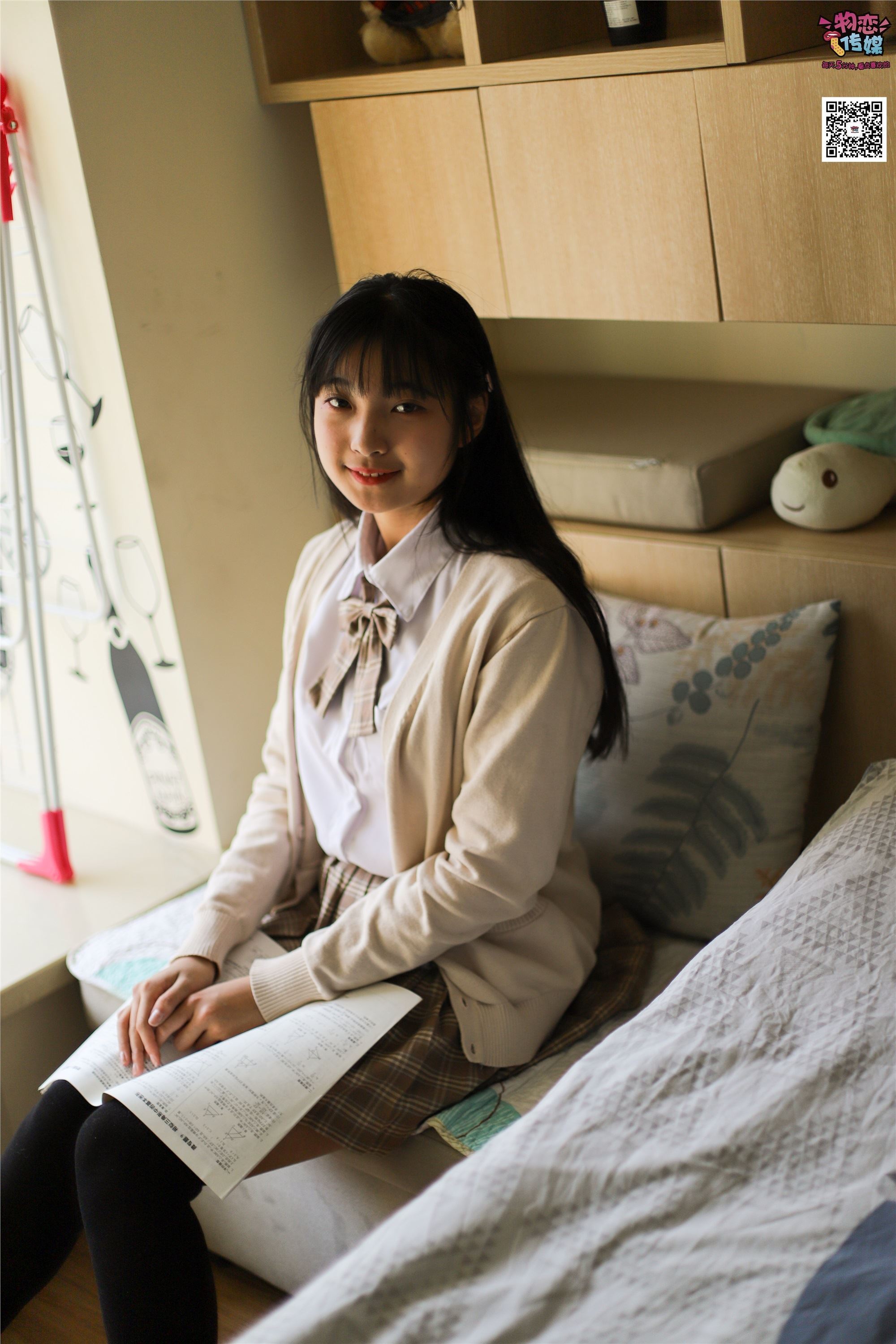 物恋传媒 No.005 JK制服高中小姐姐，棉袜加丝袜