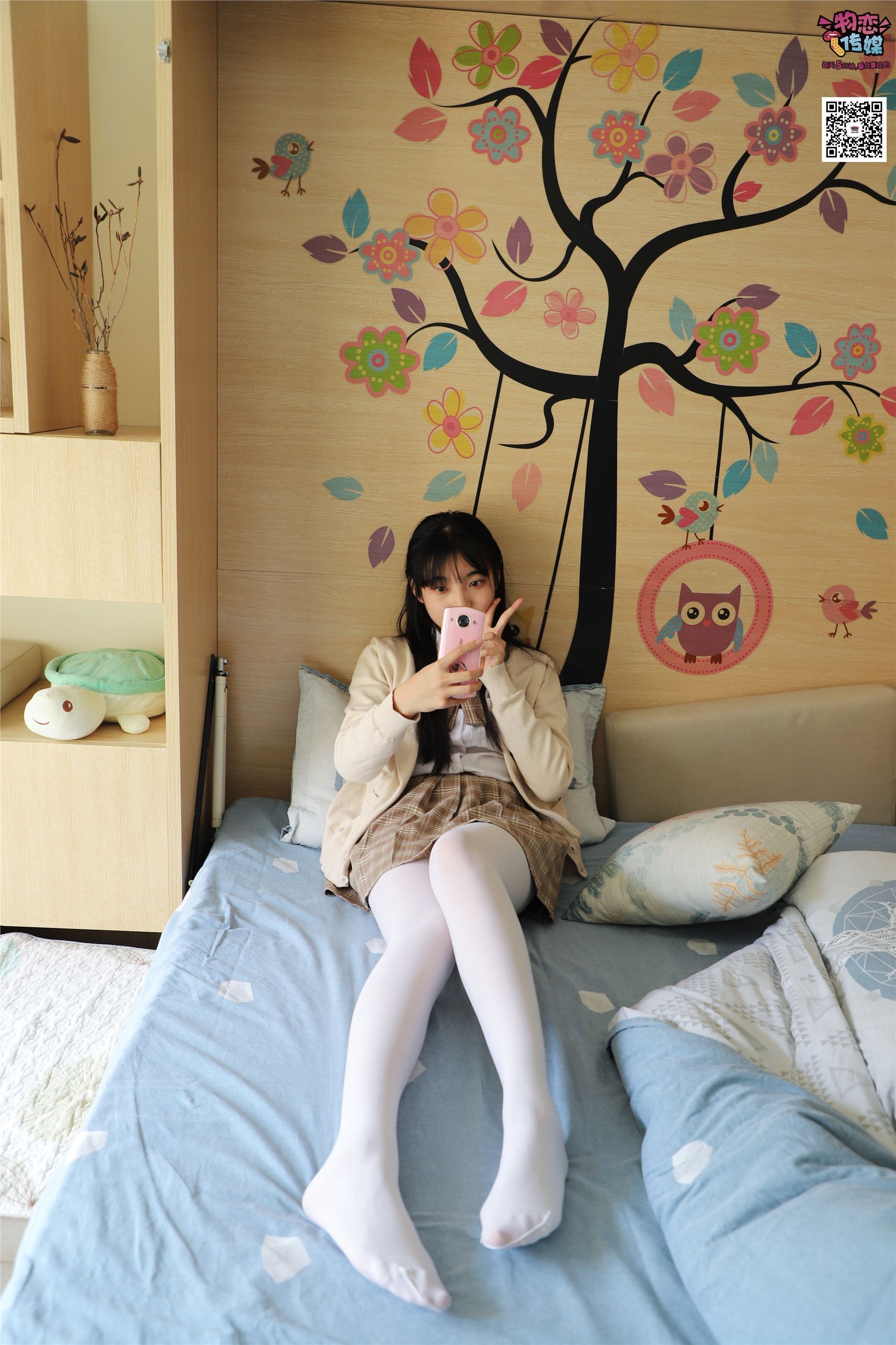 物恋传媒 No.005 JK制服高中小姐姐，棉袜加丝袜