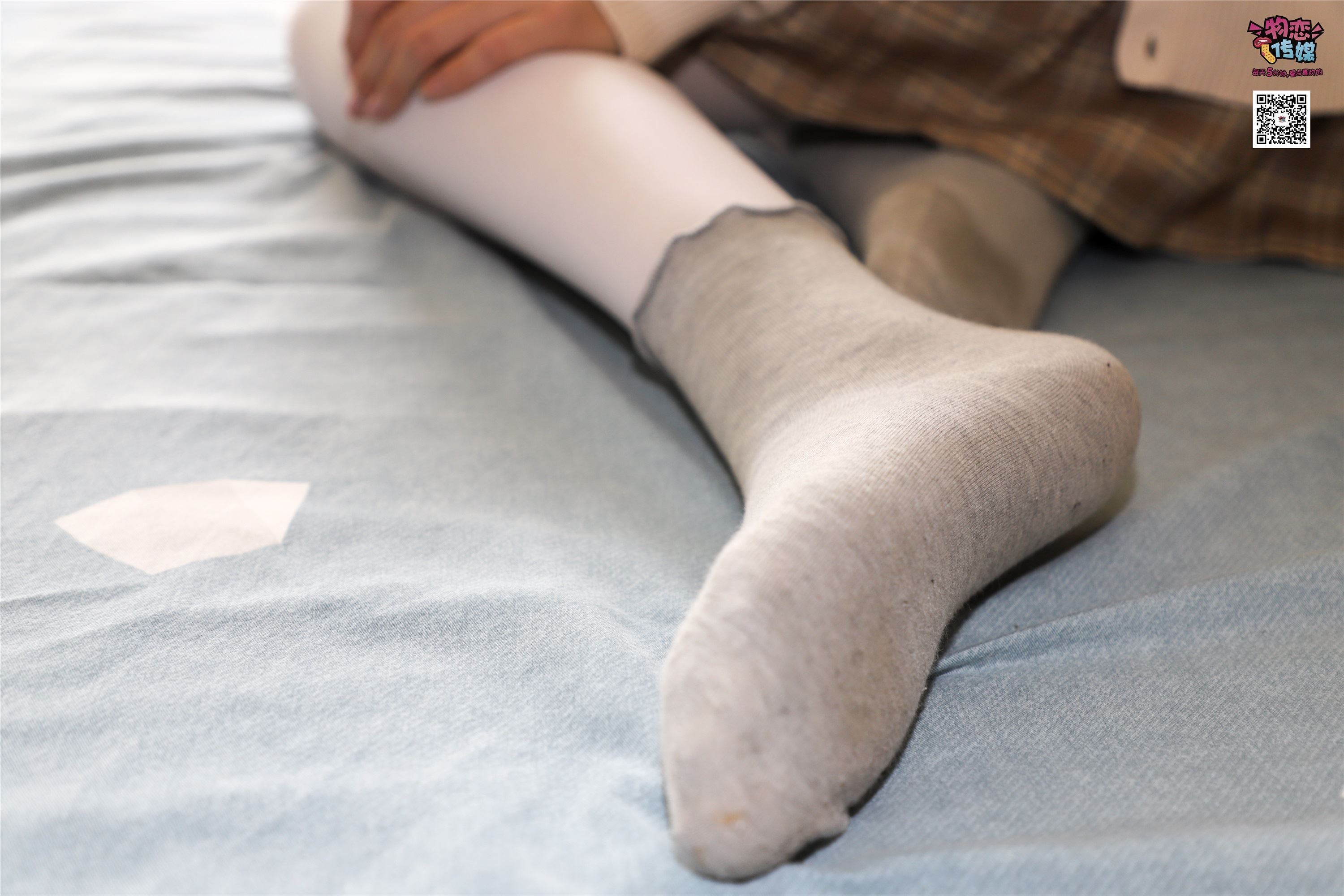 物恋传媒 No.005 JK制服高中小姐姐，棉袜加丝袜