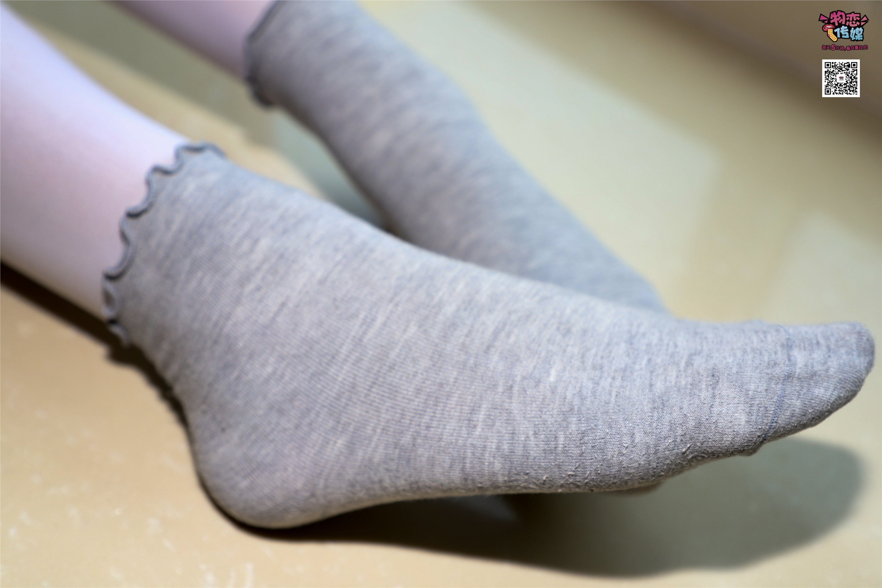 物恋传媒 No.005 JK制服高中小姐姐，棉袜加丝袜