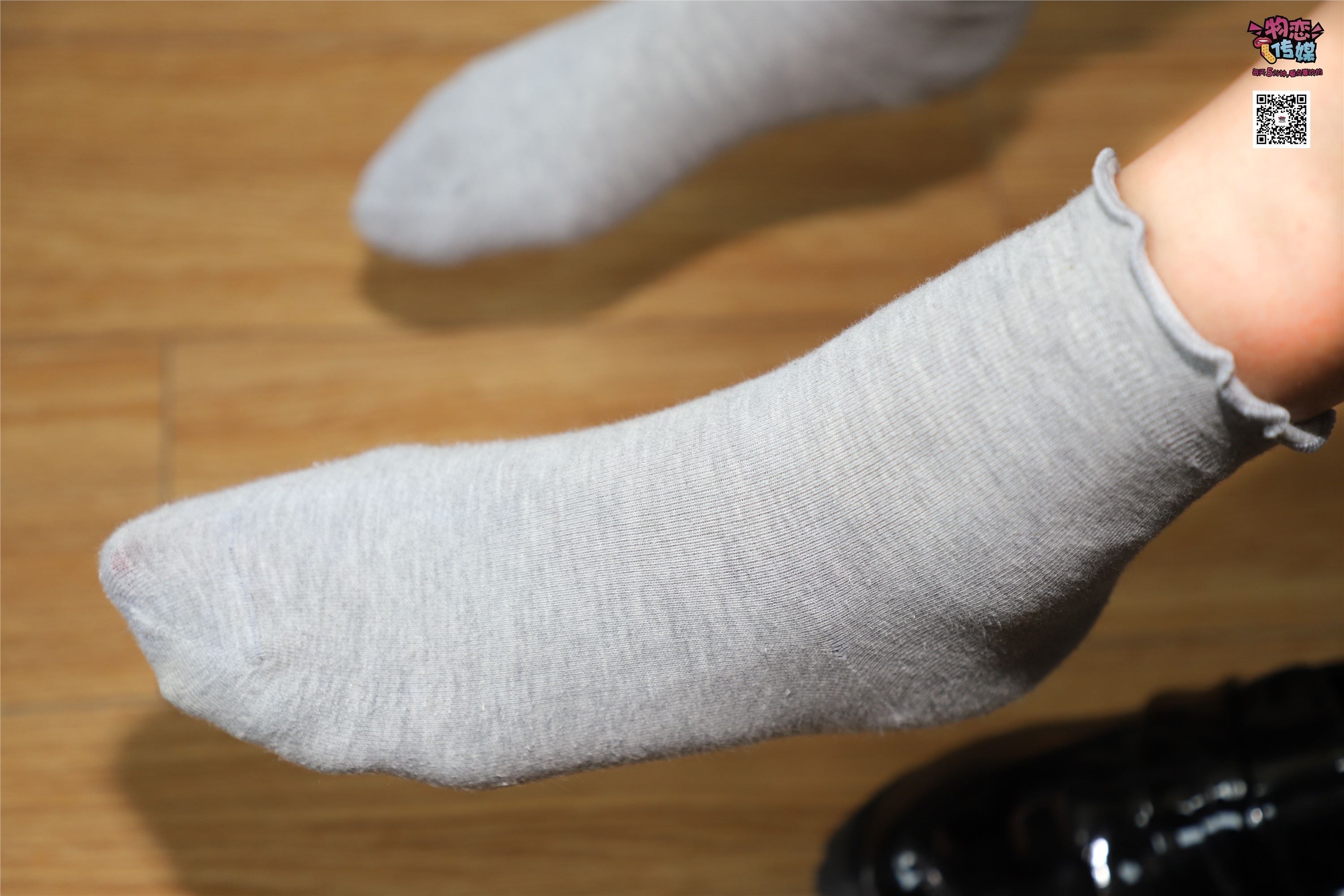 物恋传媒 No.005 JK制服高中小姐姐，棉袜加丝袜