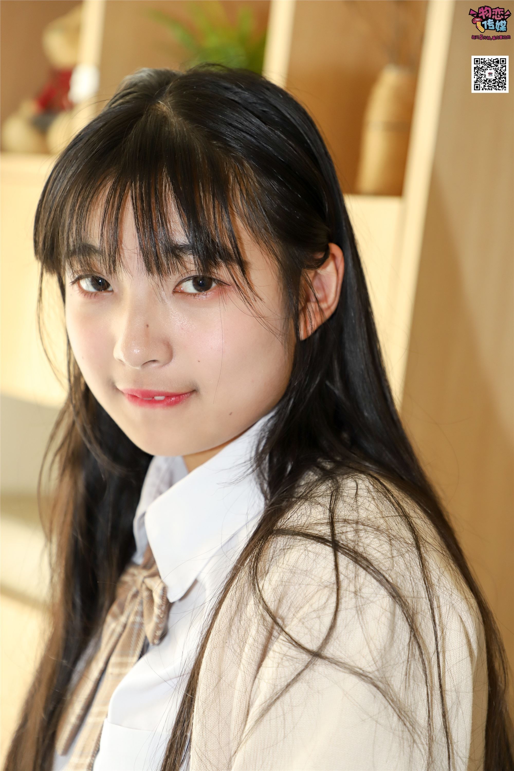 物恋传媒 No.005 JK制服高中小姐姐，棉袜加丝袜