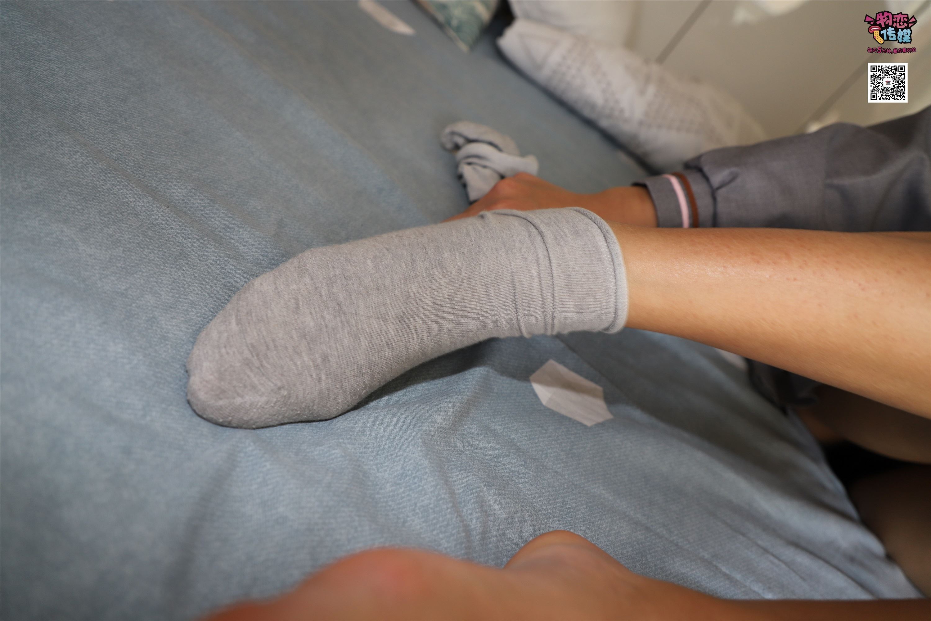 物恋传媒 No.005 JK制服高中小姐姐，棉袜加丝袜