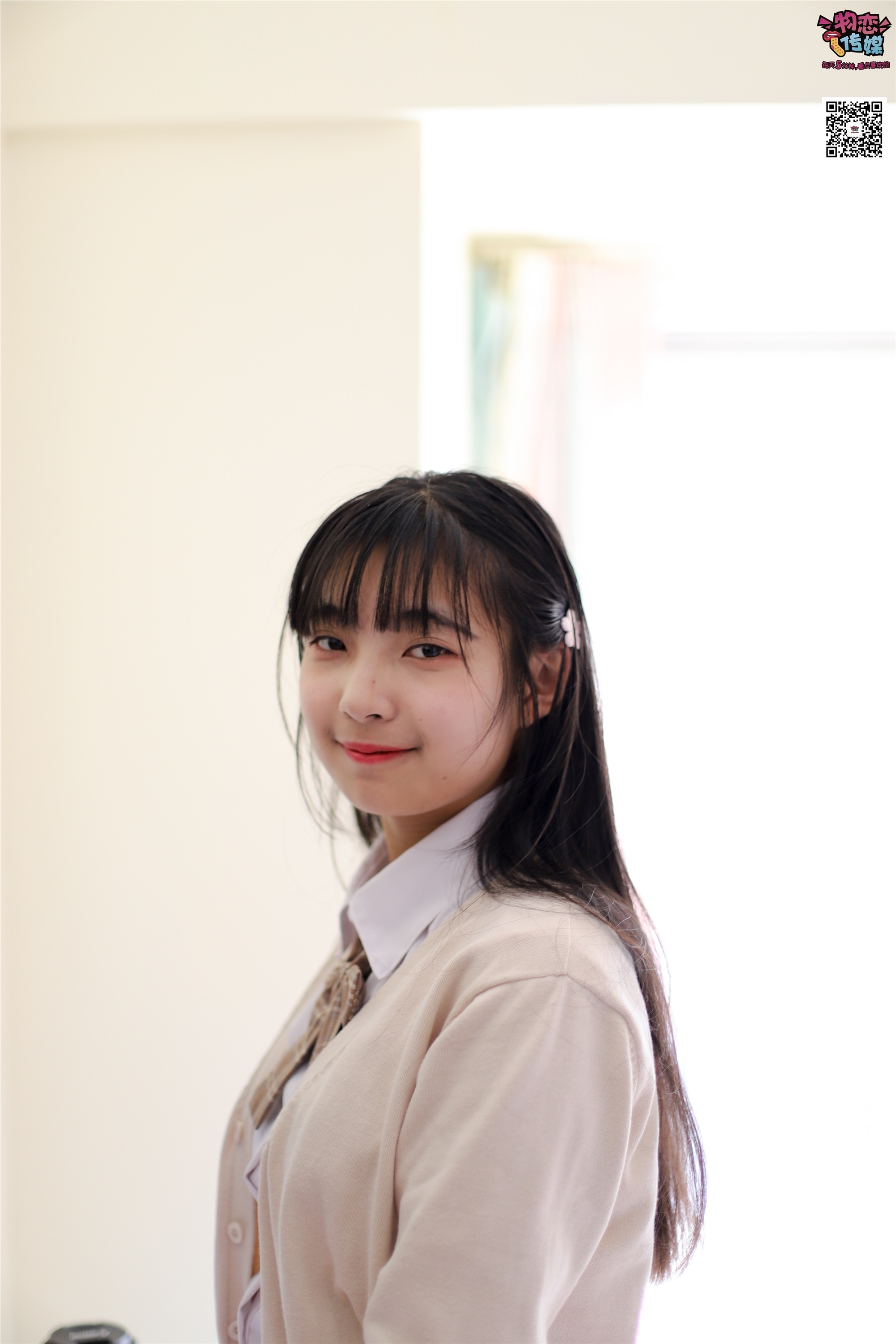 物恋传媒 No.005 JK制服高中小姐姐，棉袜加丝袜