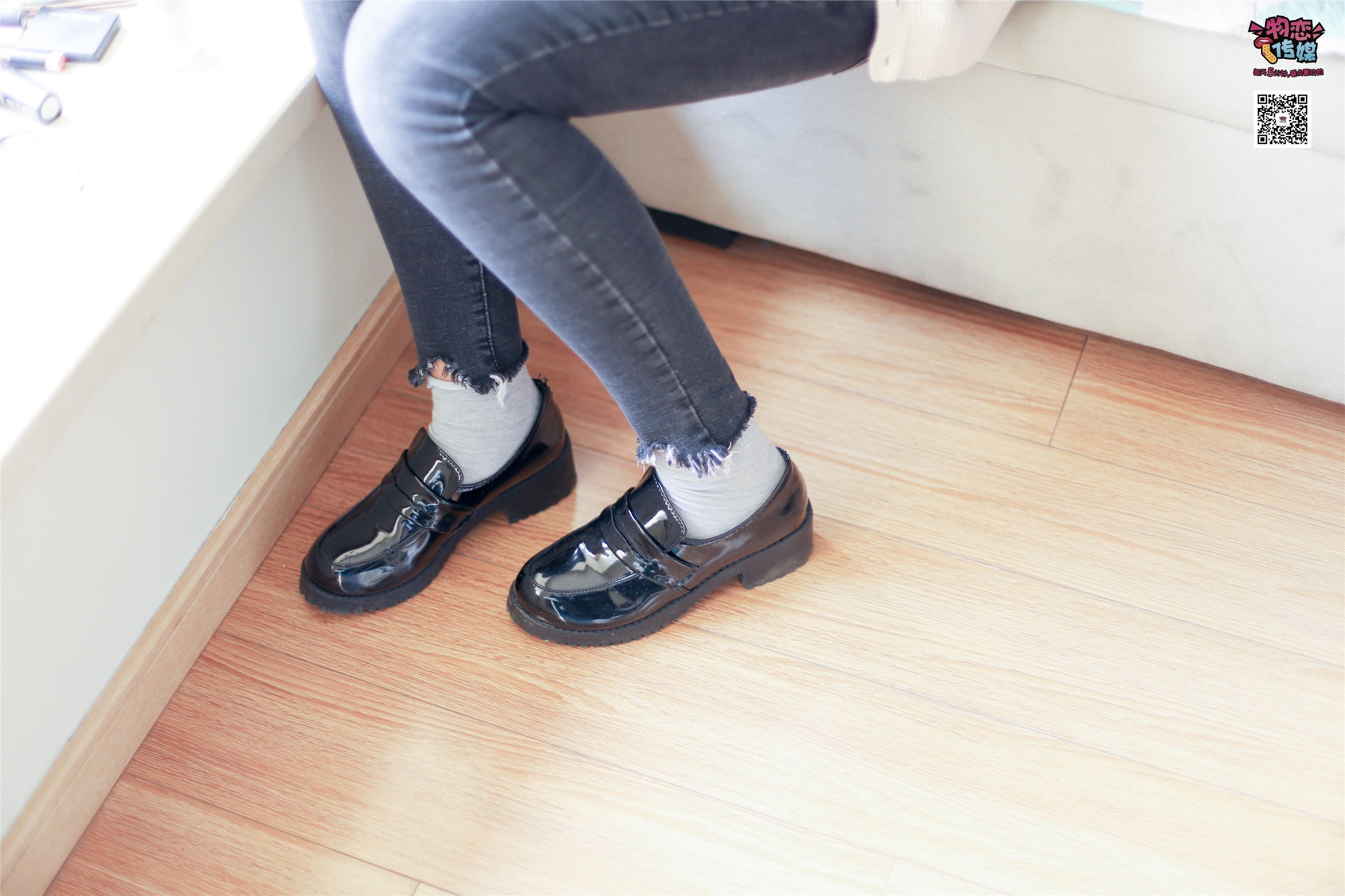 物恋传媒 No.005 JK制服高中小姐姐，棉袜加丝袜