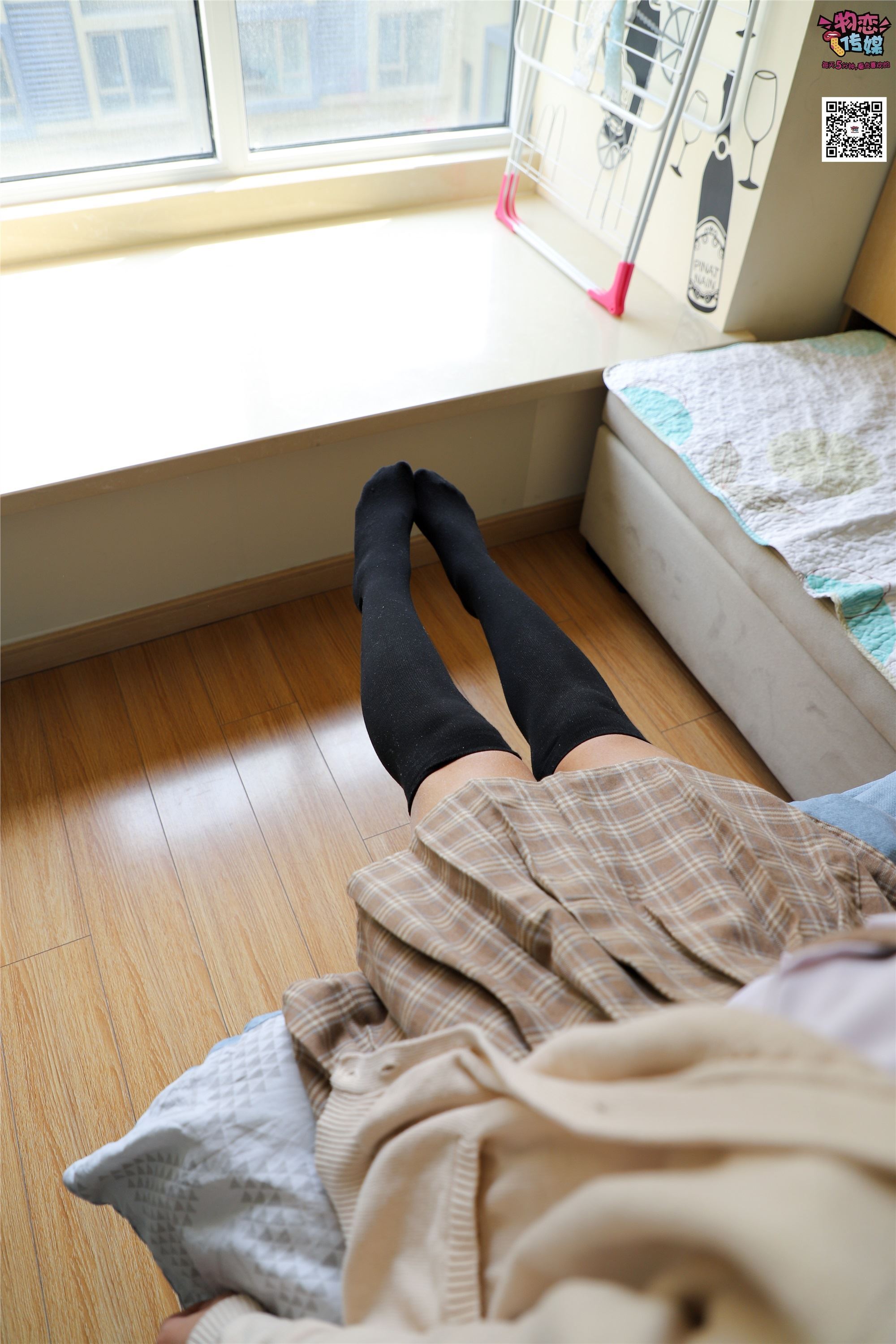 物恋传媒 No.005 JK制服高中小姐姐，棉袜加丝袜