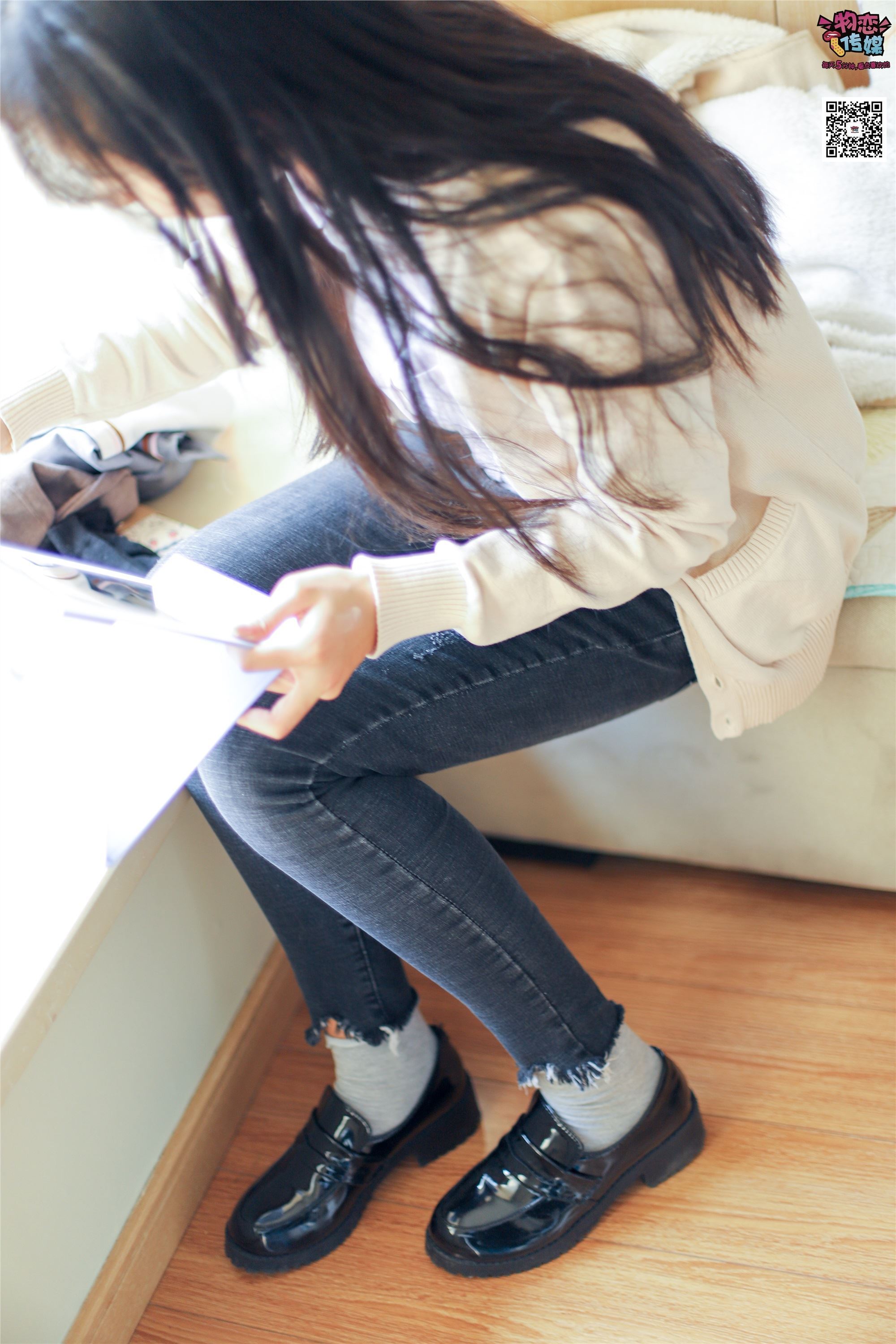 物恋传媒 No.005 JK制服高中小姐姐，棉袜加丝袜