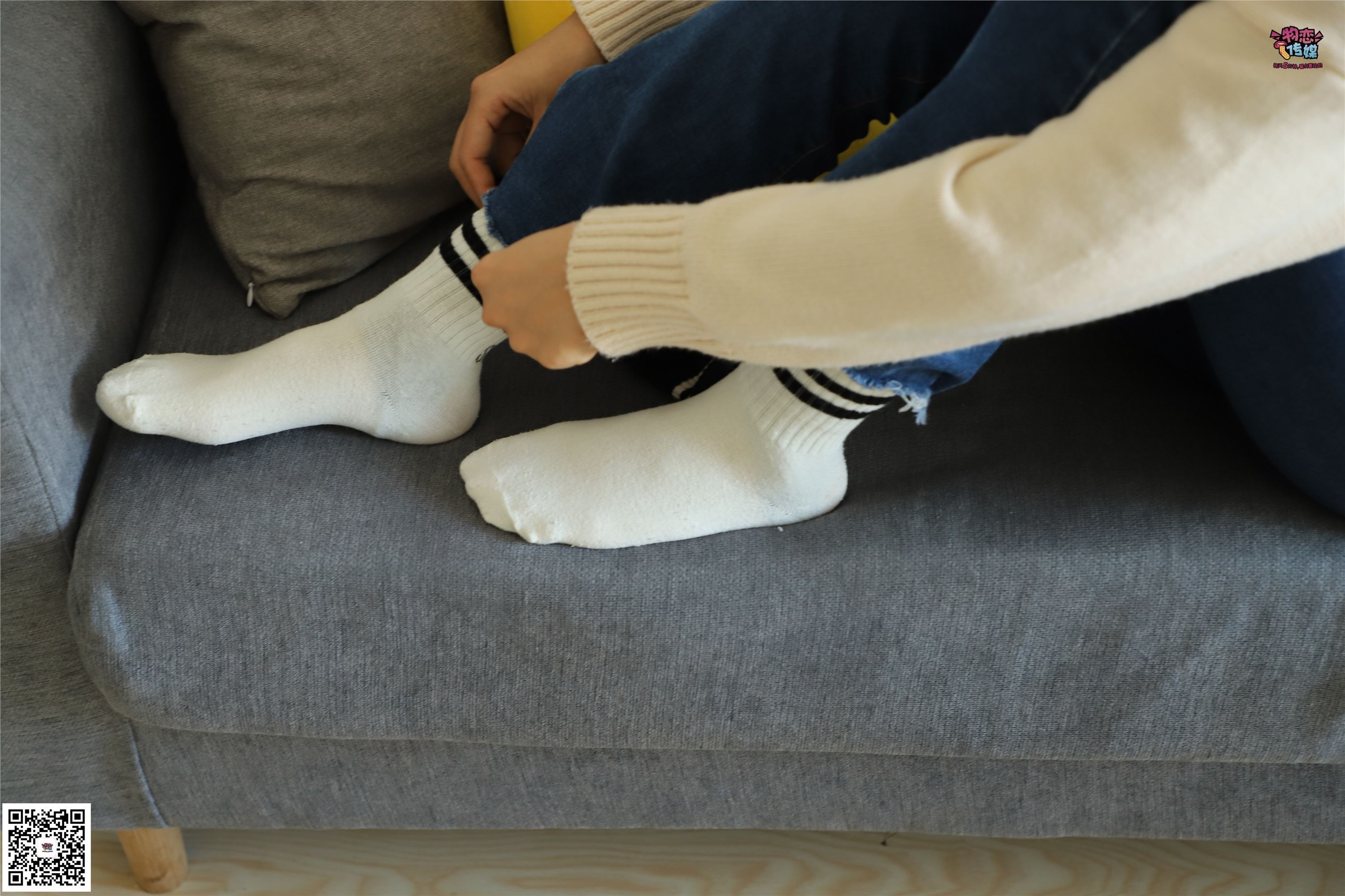 物恋传媒 No.006 可爱的大二小姐姐来啦，黑白棉袜加丝袜哦