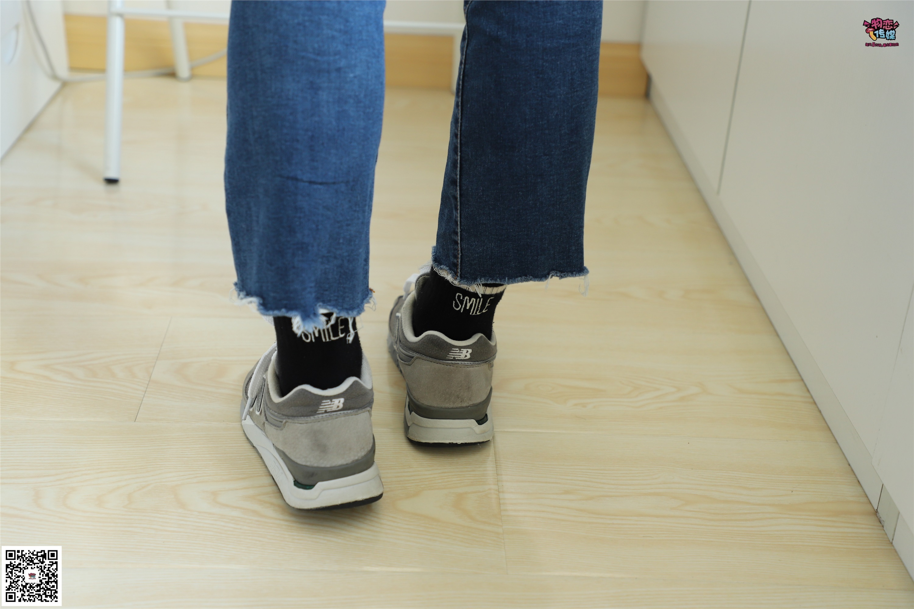 物恋传媒 No.006 可爱的大二小姐姐来啦，黑白棉袜加丝袜哦