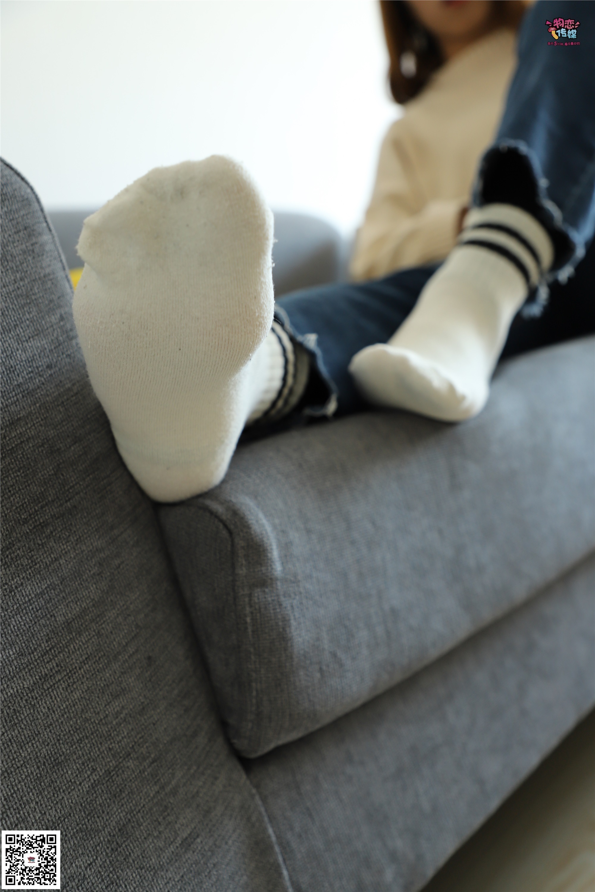 物恋传媒 No.006 可爱的大二小姐姐来啦，黑白棉袜加丝袜哦