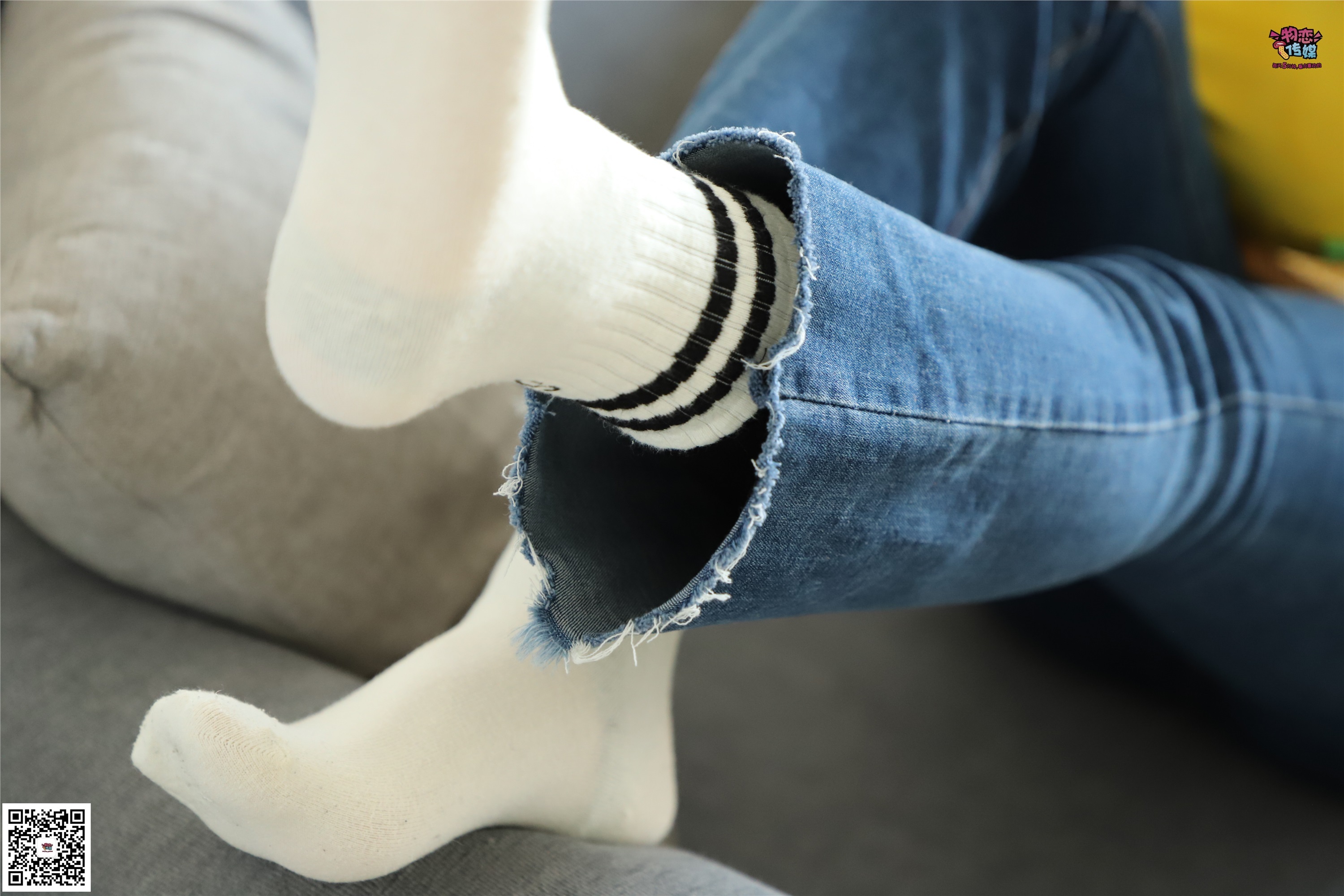 物恋传媒 No.006 可爱的大二小姐姐来啦，黑白棉袜加丝袜哦