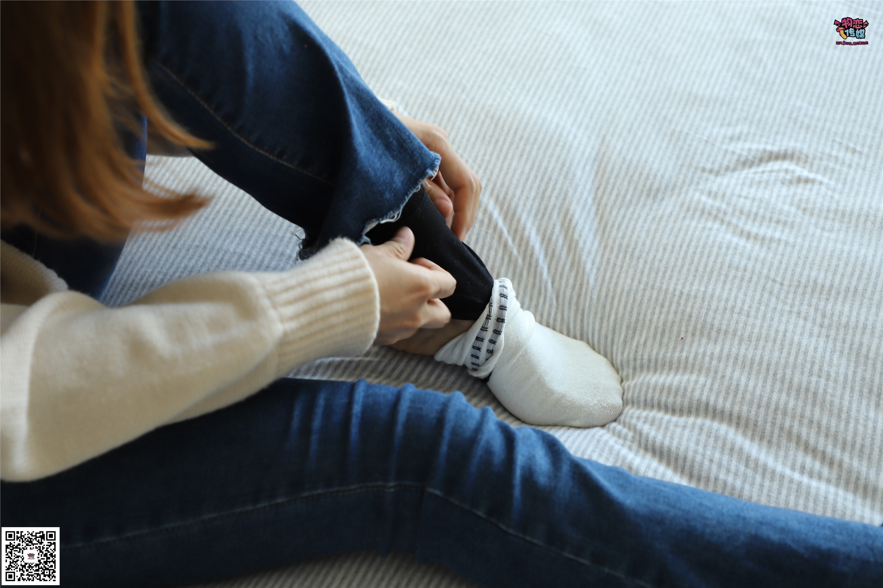 物恋传媒 No.006 可爱的大二小姐姐来啦，黑白棉袜加丝袜哦