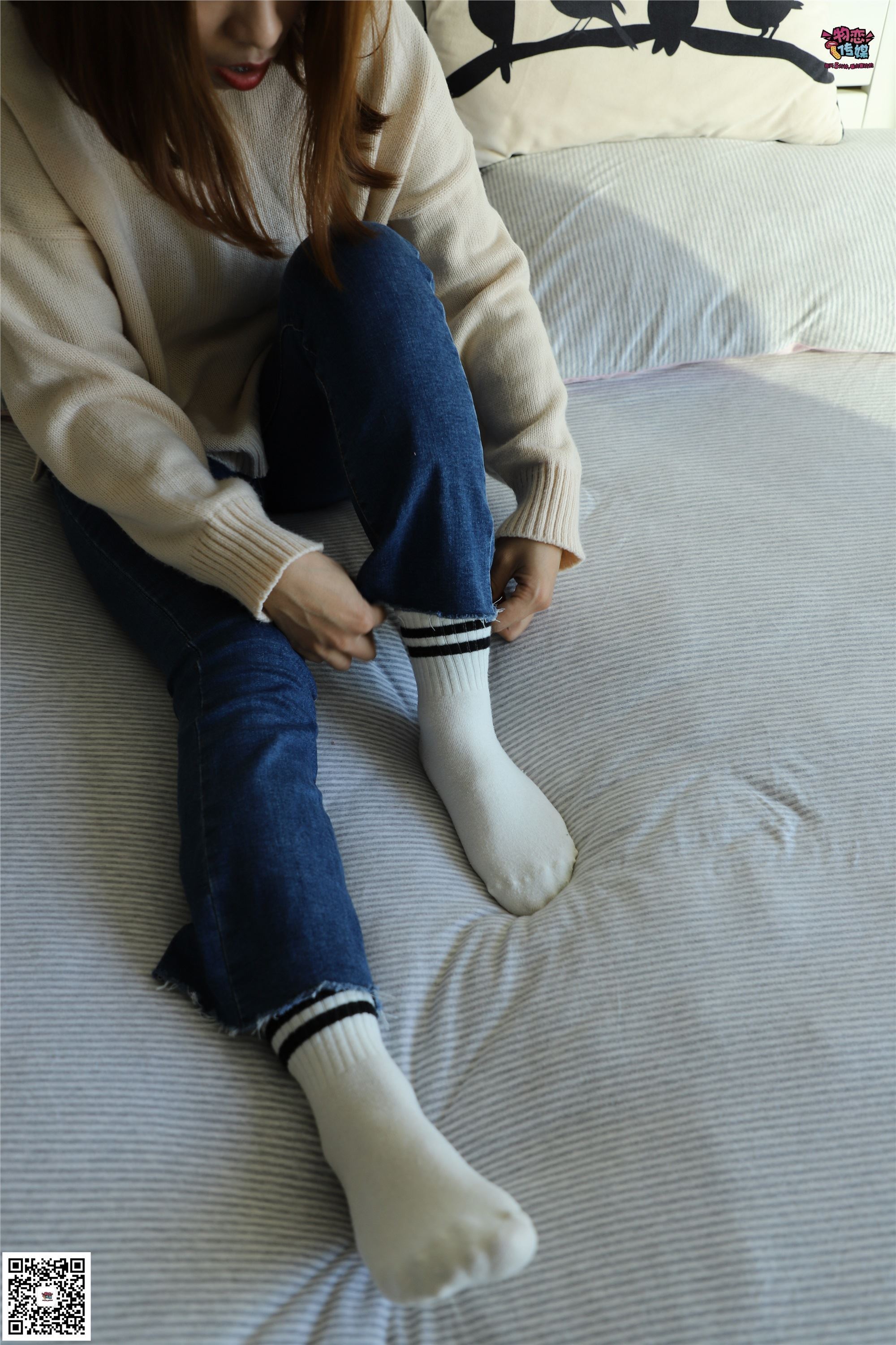 物恋传媒 No.006 可爱的大二小姐姐来啦，黑白棉袜加丝袜哦