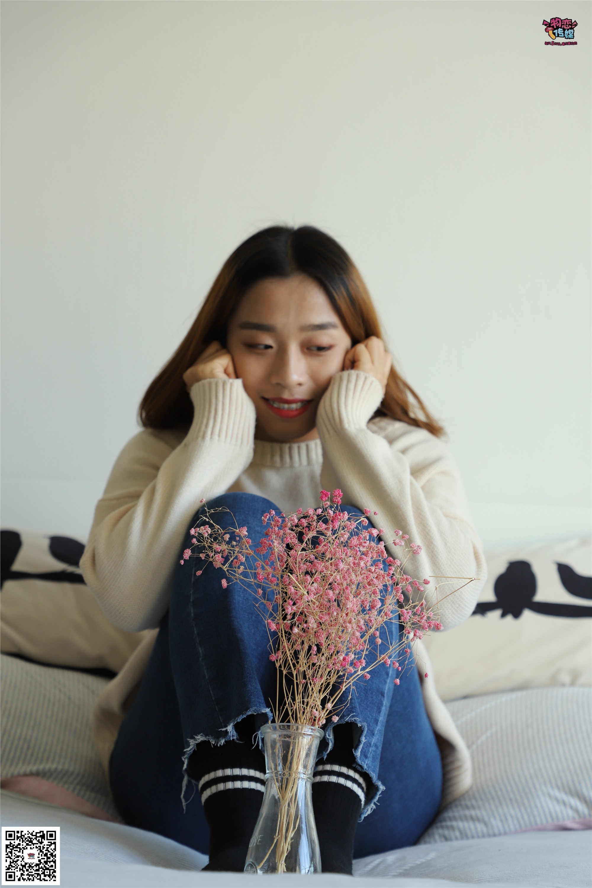 物恋传媒 No.006 可爱的大二小姐姐来啦，黑白棉袜加丝袜哦