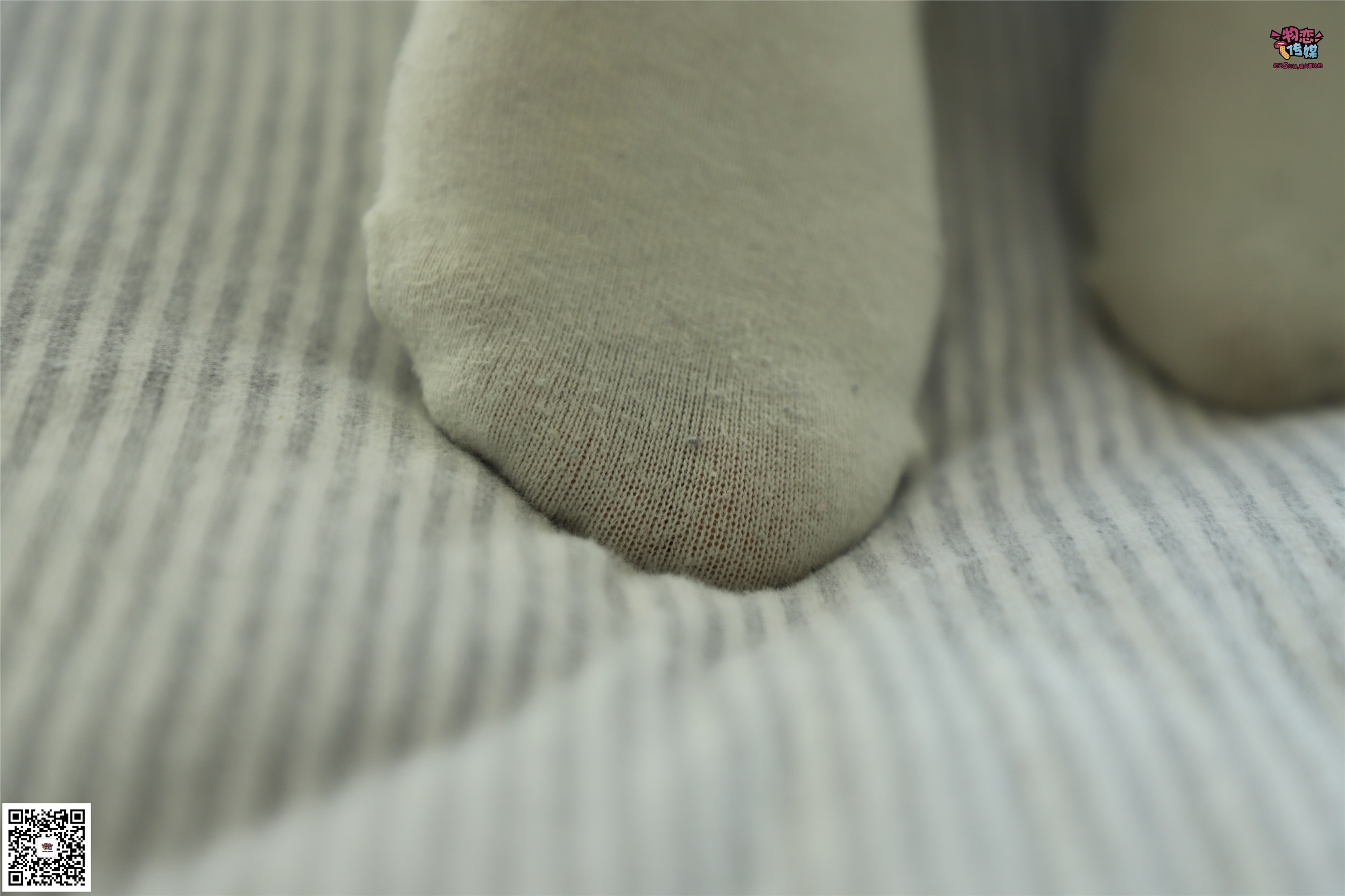 物恋传媒 No.006 可爱的大二小姐姐来啦，黑白棉袜加丝袜哦