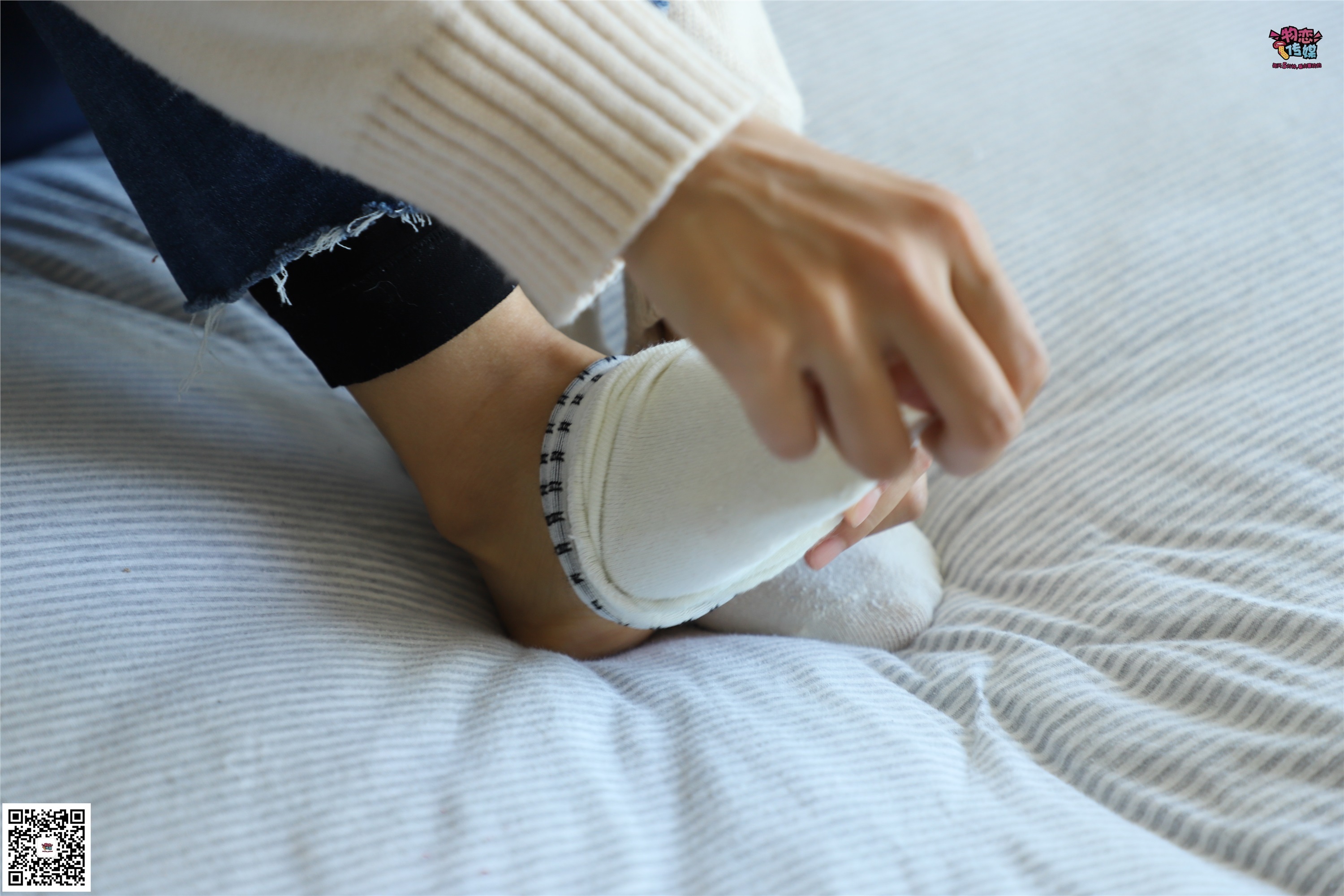 物恋传媒 No.006 可爱的大二小姐姐来啦，黑白棉袜加丝袜哦