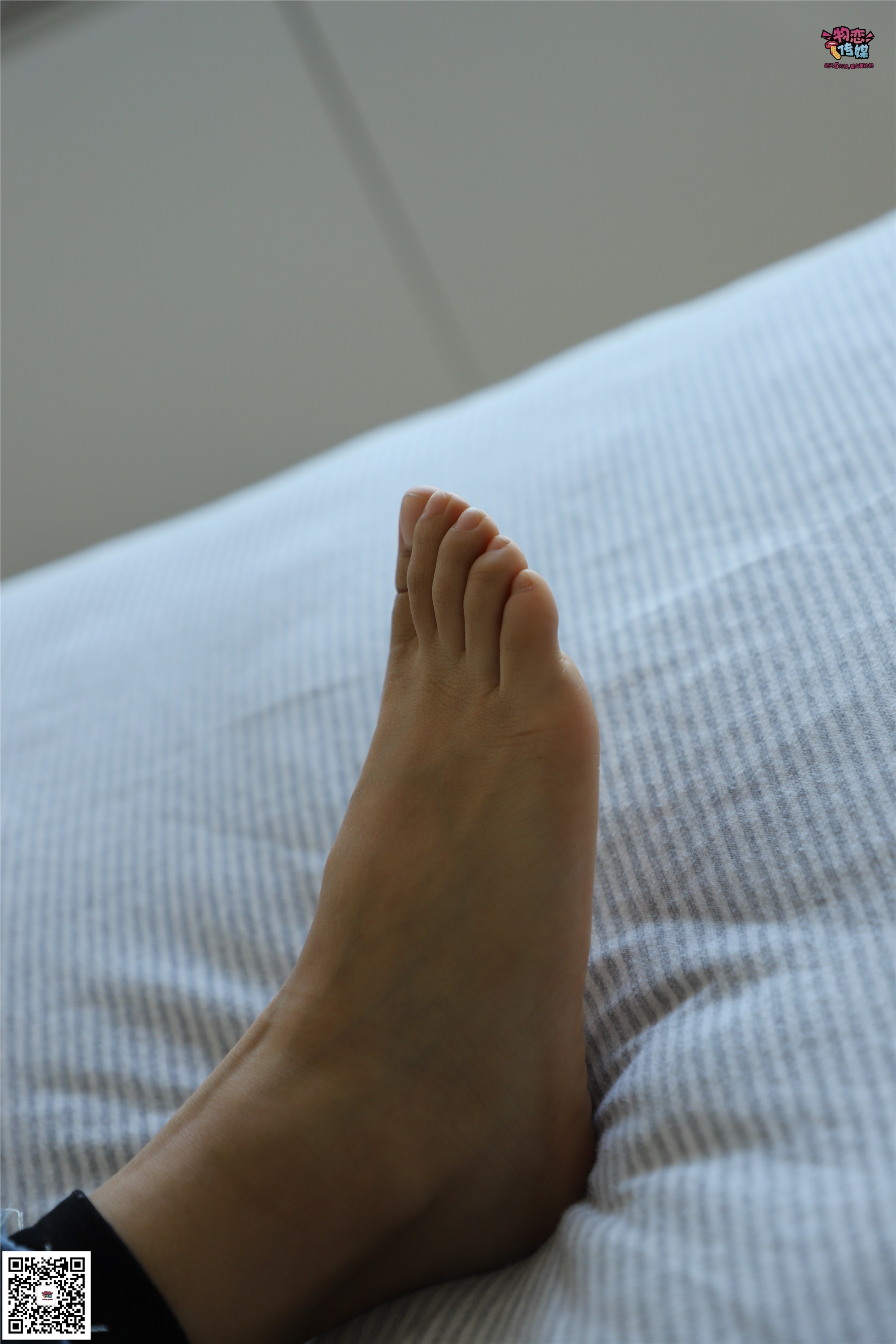 物恋传媒 No.006 可爱的大二小姐姐来啦，黑白棉袜加丝袜哦