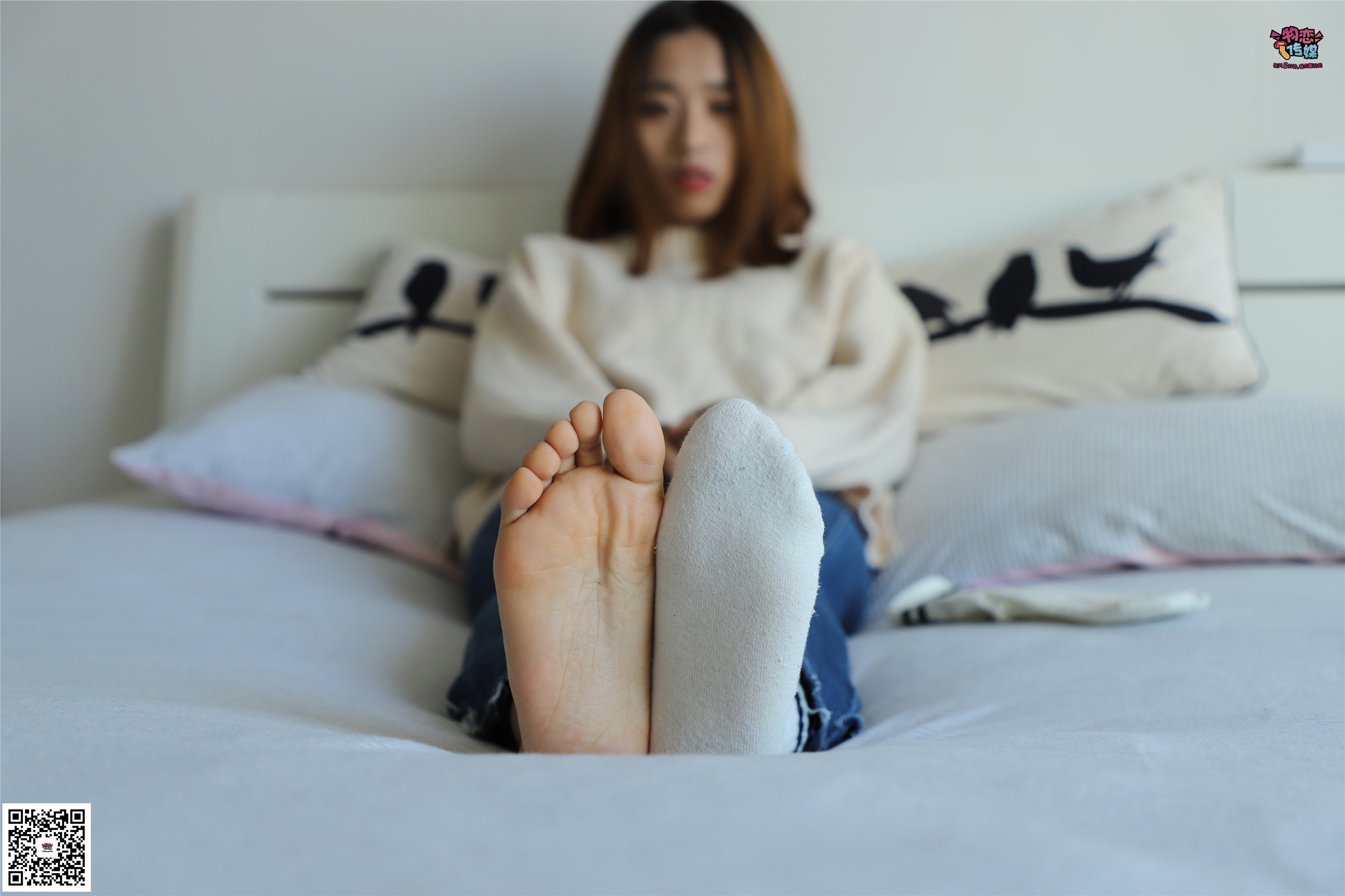 物恋传媒 No.006 可爱的大二小姐姐来啦，黑白棉袜加丝袜哦