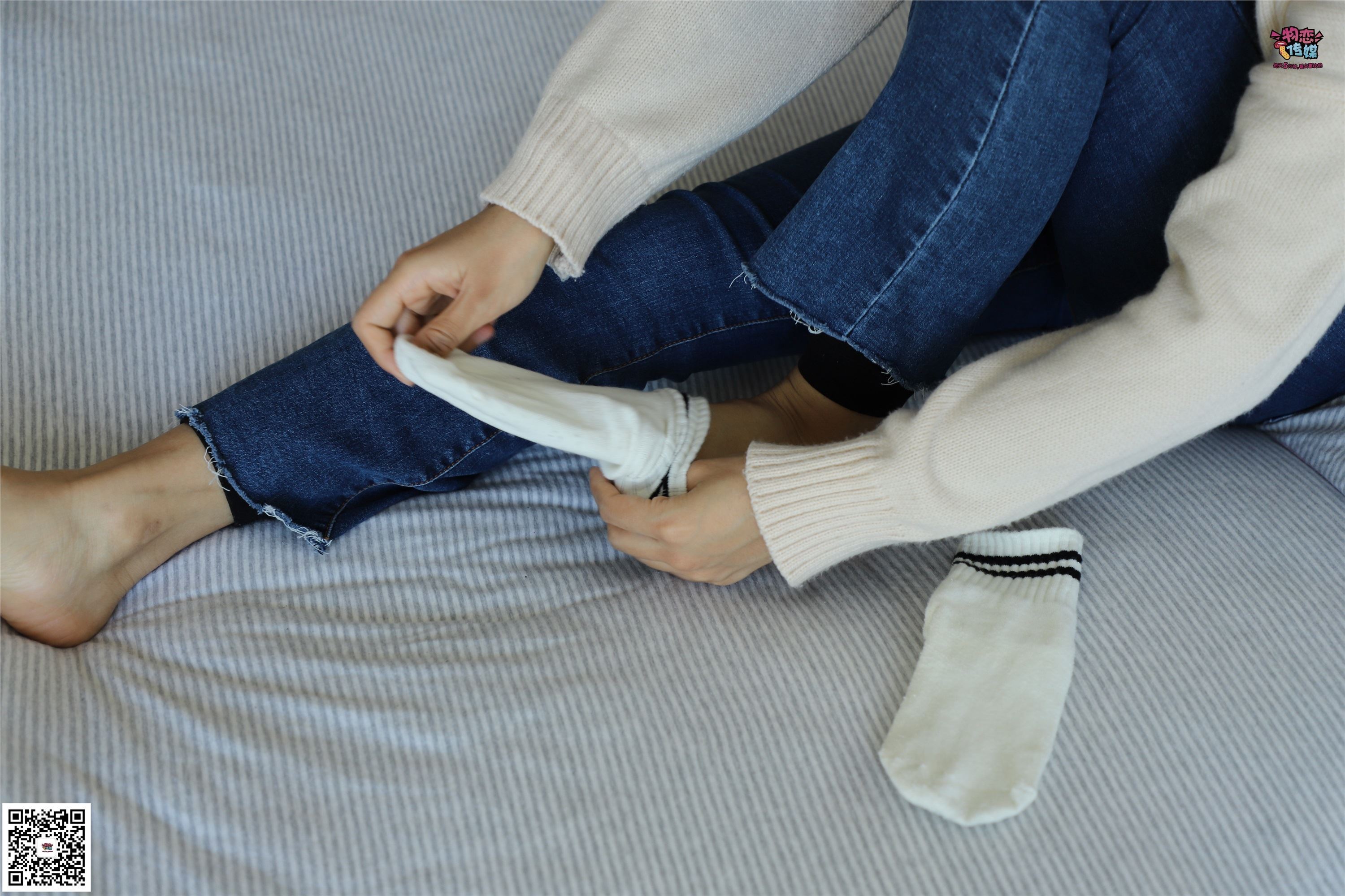 物恋传媒 No.006 可爱的大二小姐姐来啦，黑白棉袜加丝袜哦