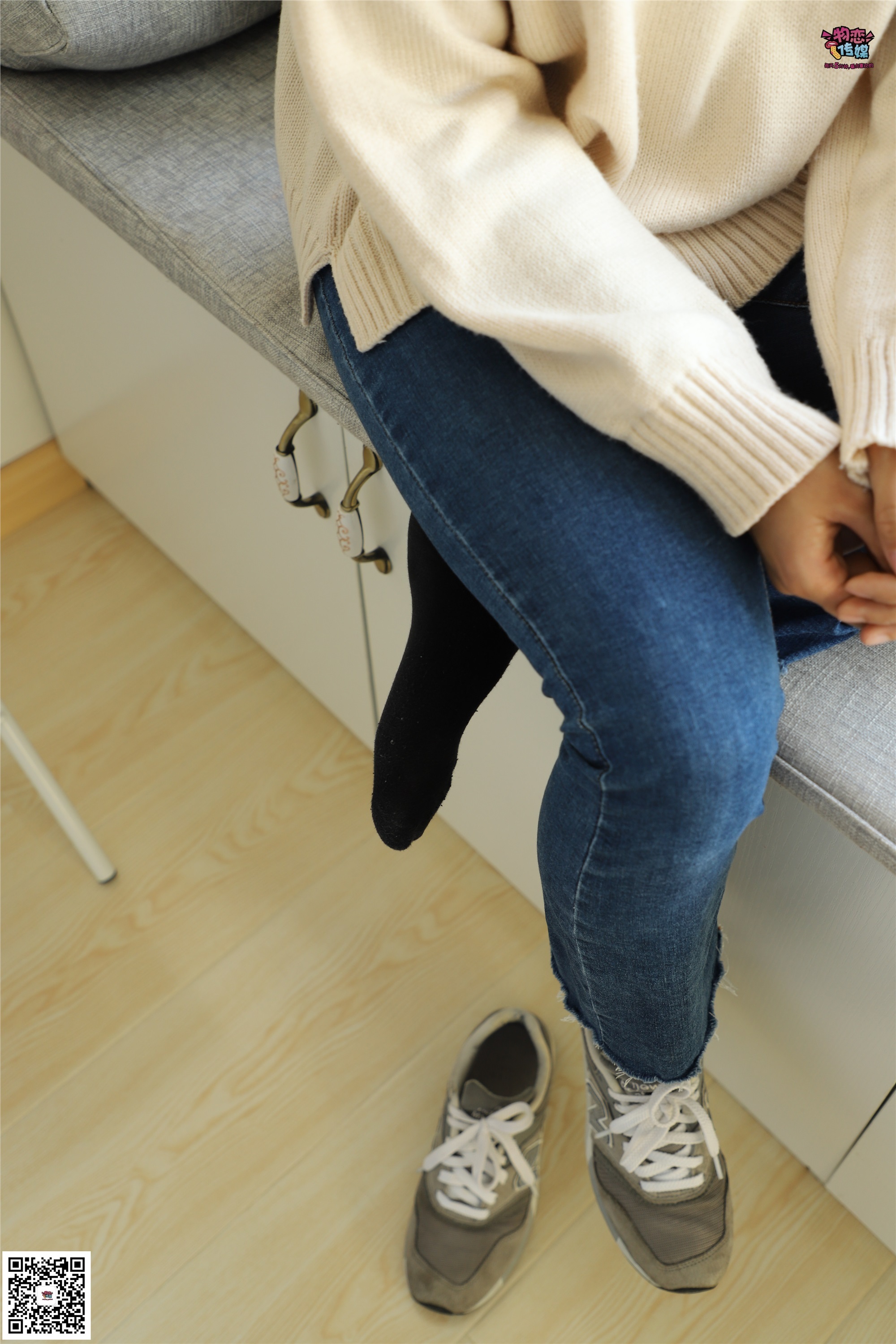 物恋传媒 No.006 可爱的大二小姐姐来啦，黑白棉袜加丝袜哦