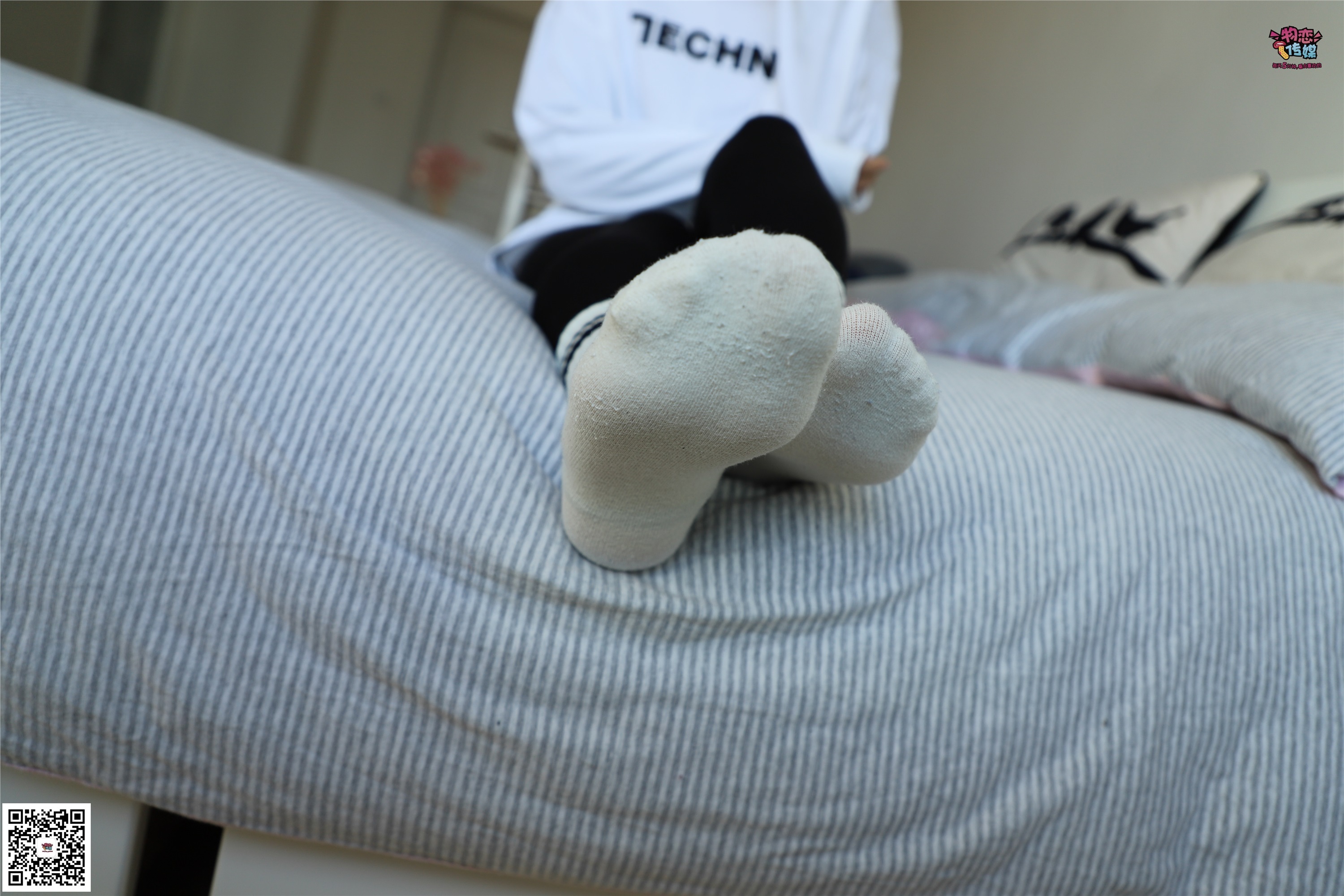 物恋传媒 No.006 可爱的大二小姐姐来啦，黑白棉袜加丝袜哦