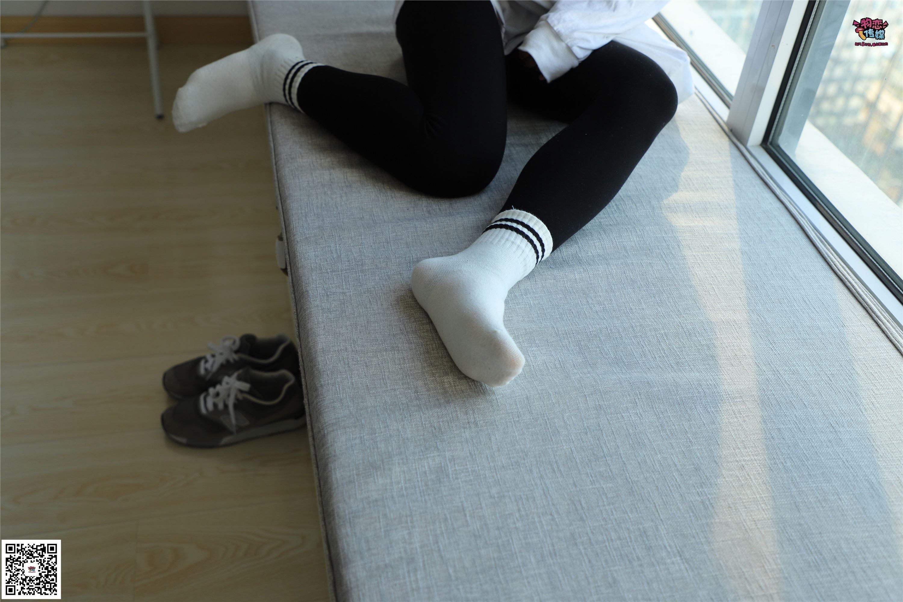 物恋传媒 No.006 可爱的大二小姐姐来啦，黑白棉袜加丝袜哦