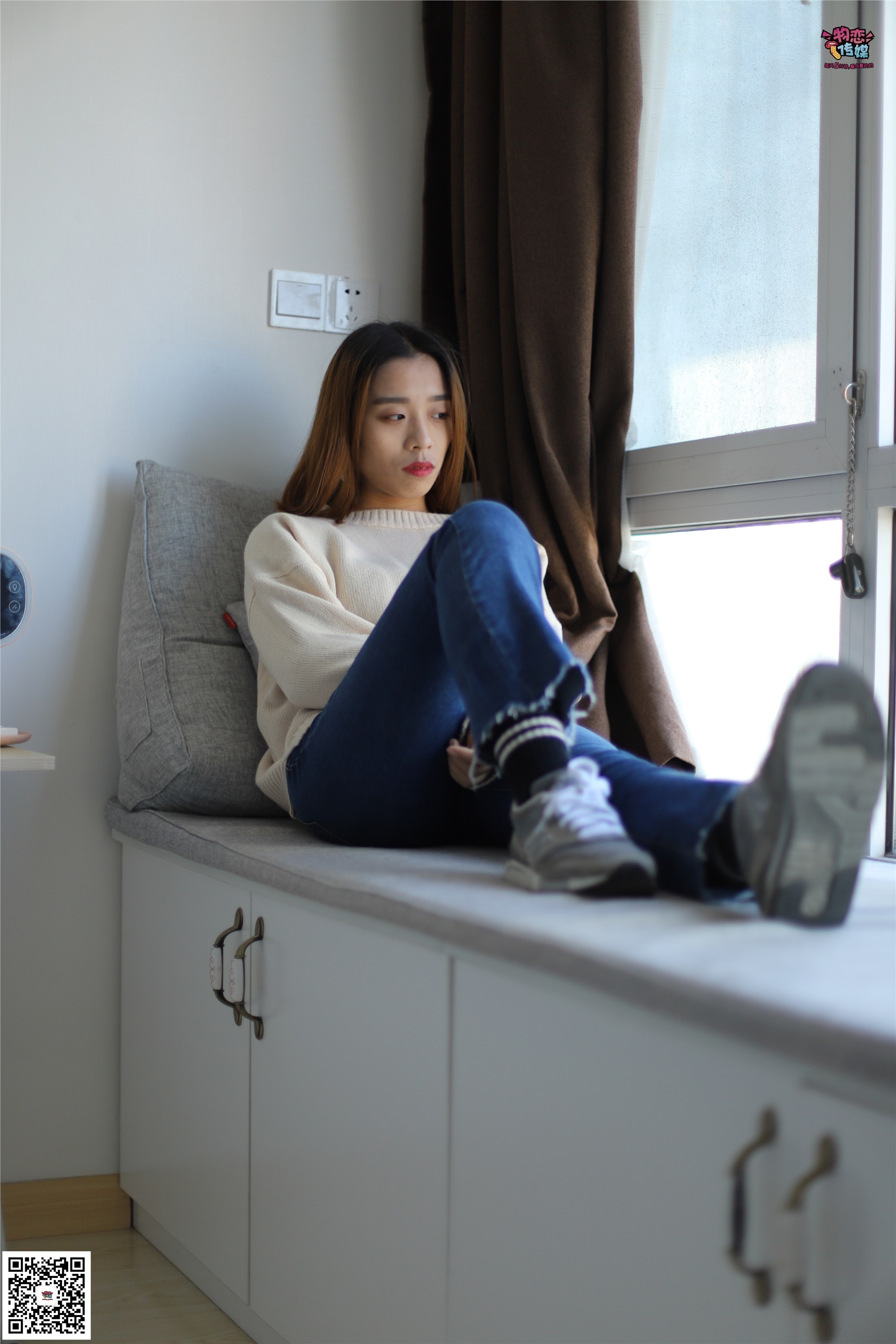 物恋传媒 No.006 可爱的大二小姐姐来啦，黑白棉袜加丝袜哦