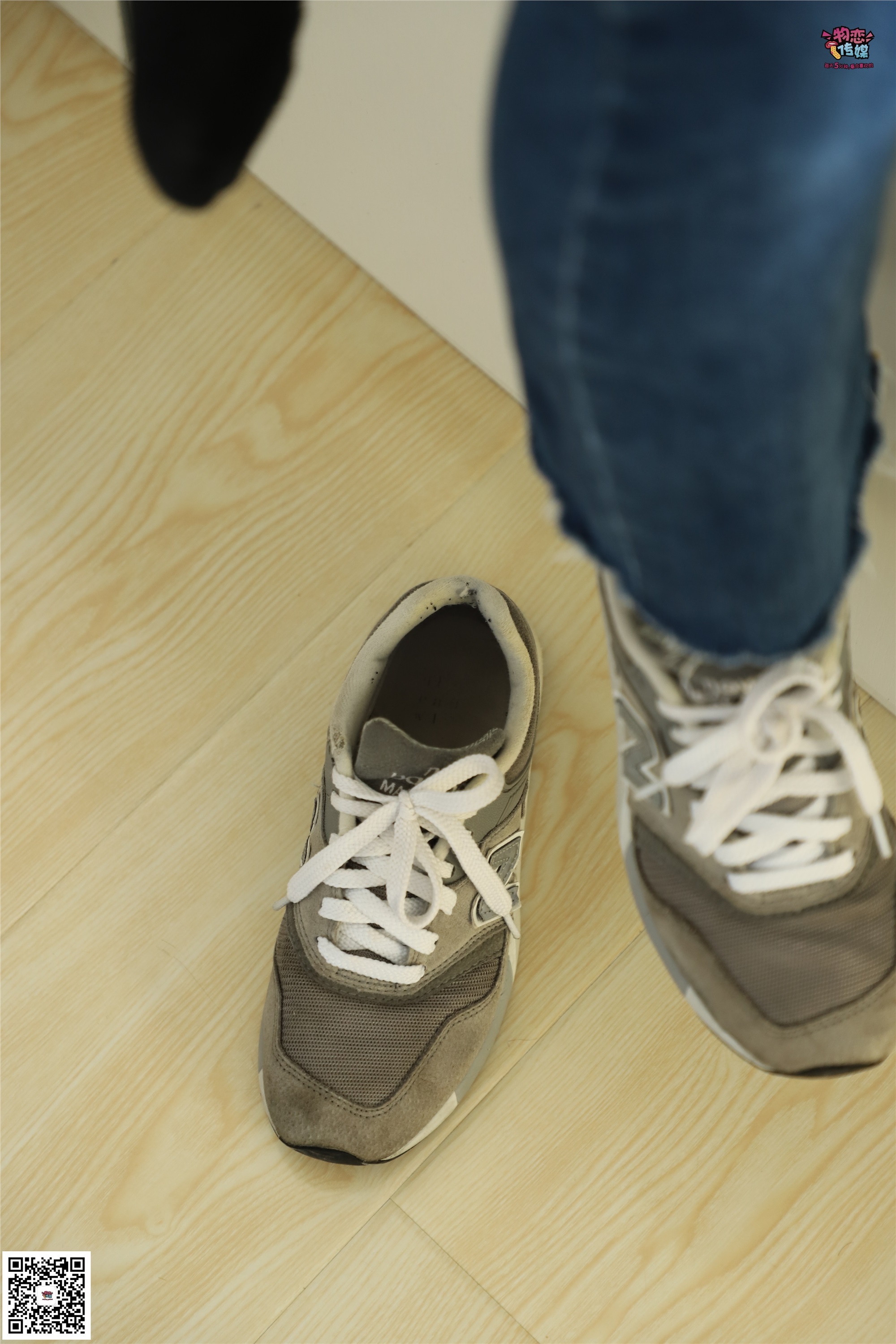 物恋传媒 No.006 可爱的大二小姐姐来啦，黑白棉袜加丝袜哦