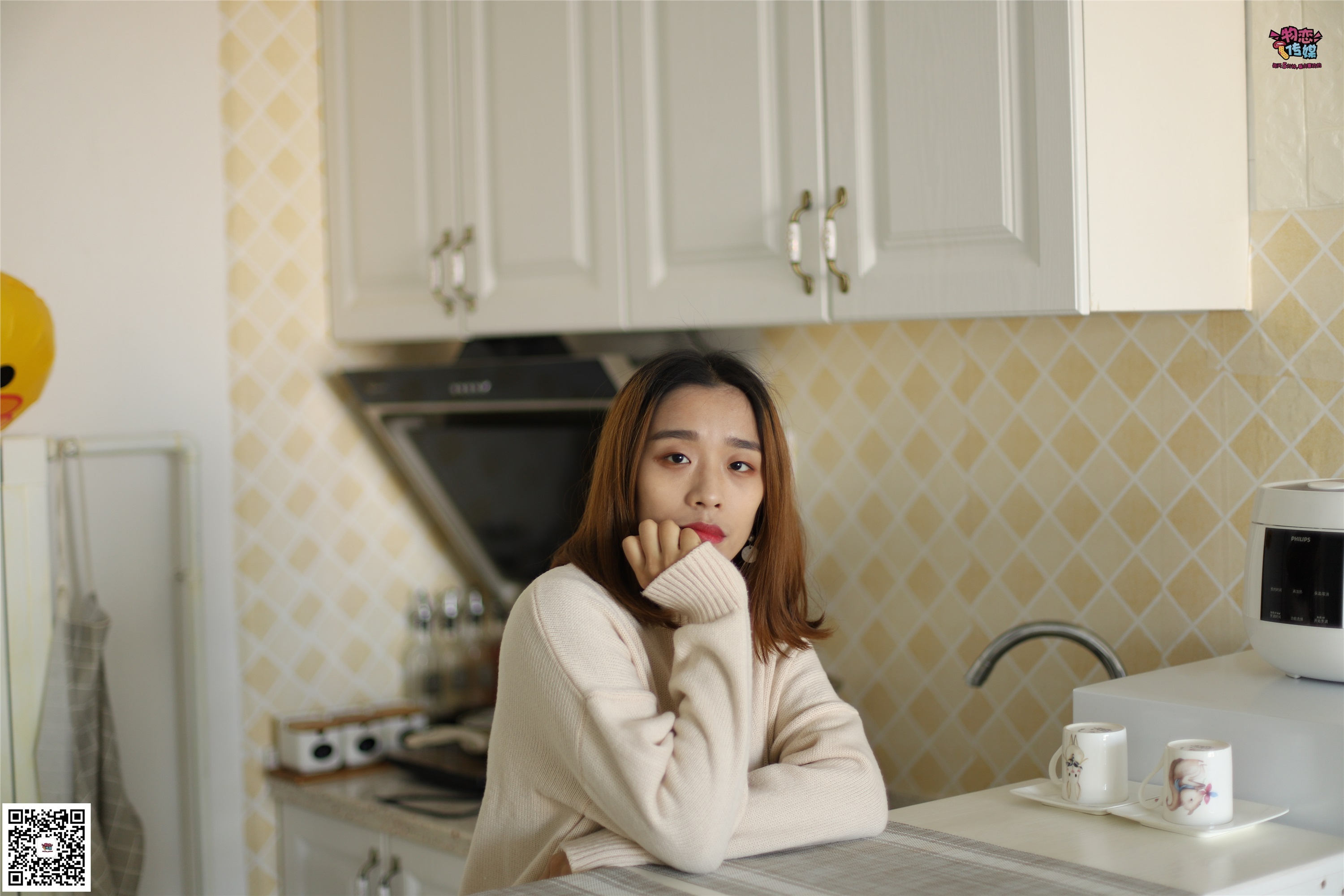 物恋传媒 No.006 可爱的大二小姐姐来啦，黑白棉袜加丝袜哦