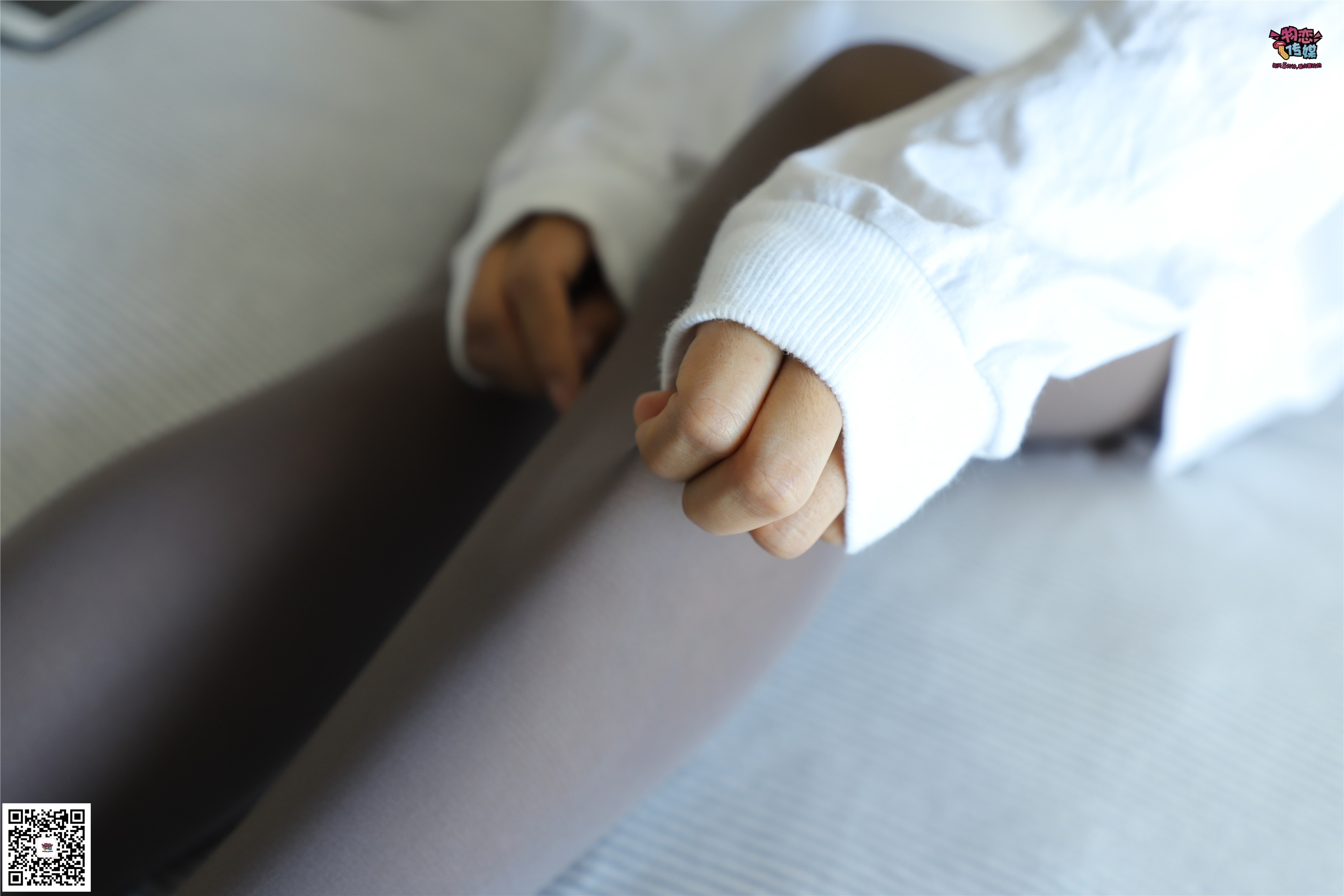 物恋传媒 No.006 可爱的大二小姐姐来啦，黑白棉袜加丝袜哦