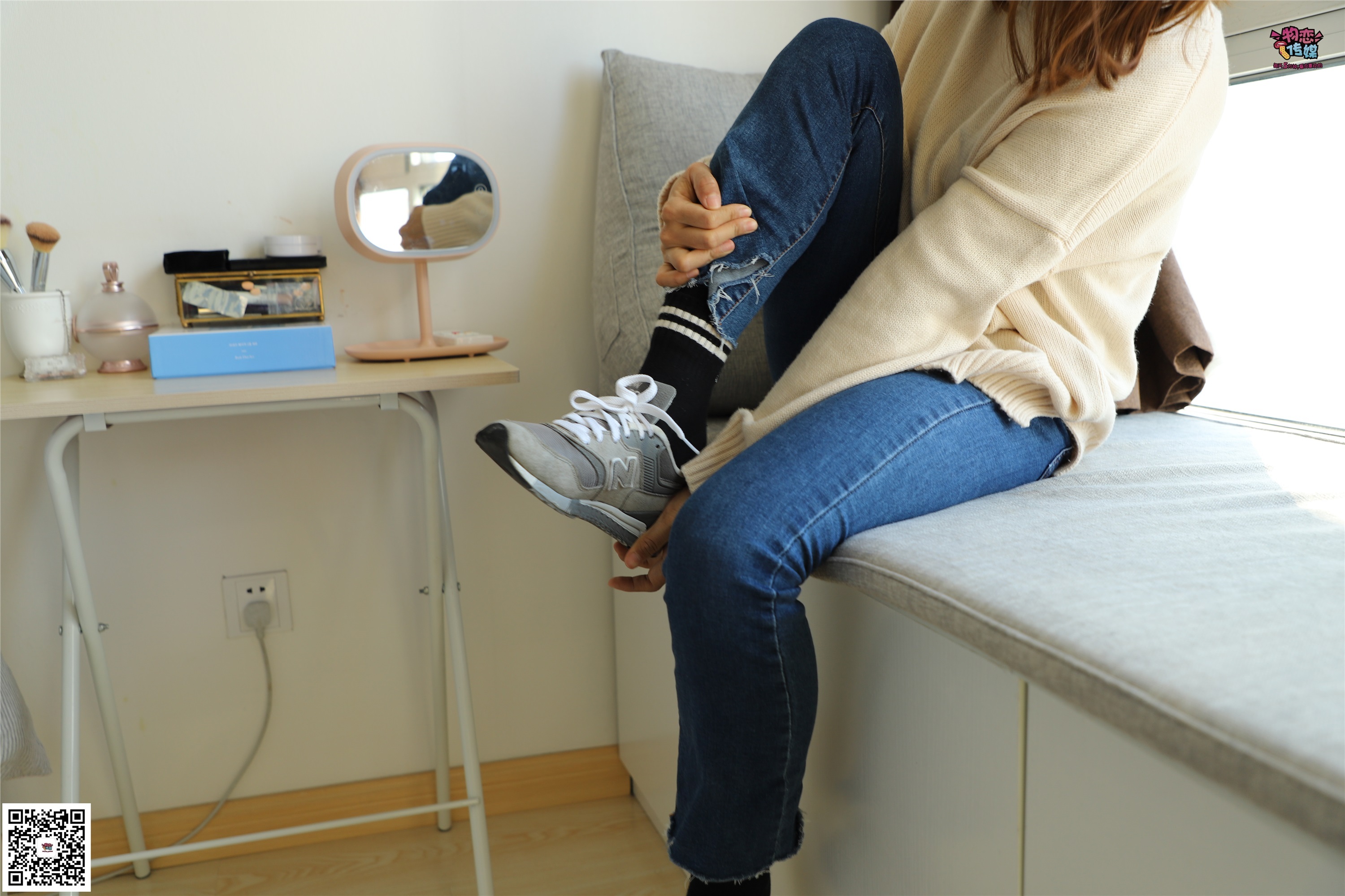 物恋传媒 No.006 可爱的大二小姐姐来啦，黑白棉袜加丝袜哦