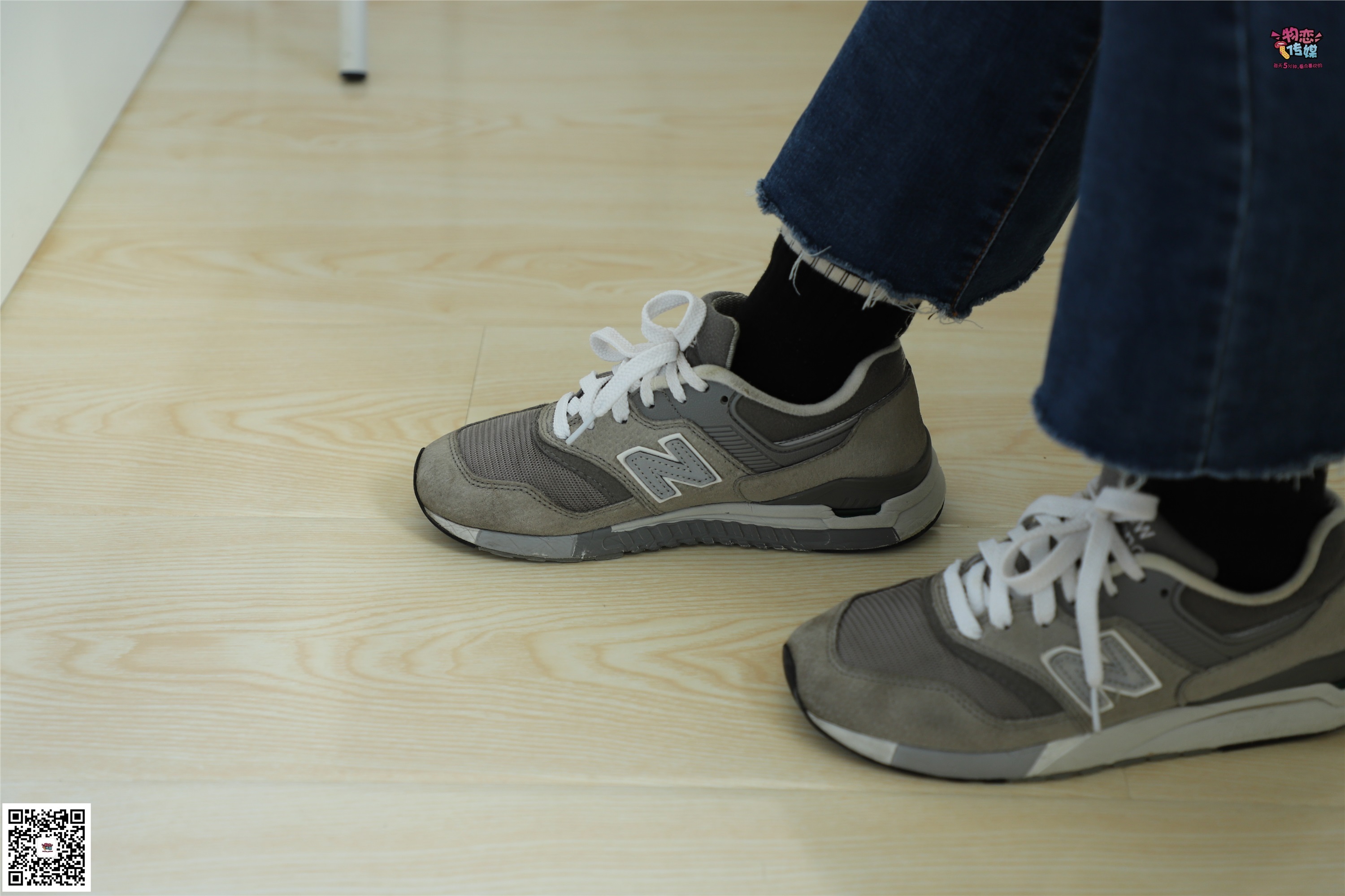 物恋传媒 No.006 可爱的大二小姐姐来啦，黑白棉袜加丝袜哦