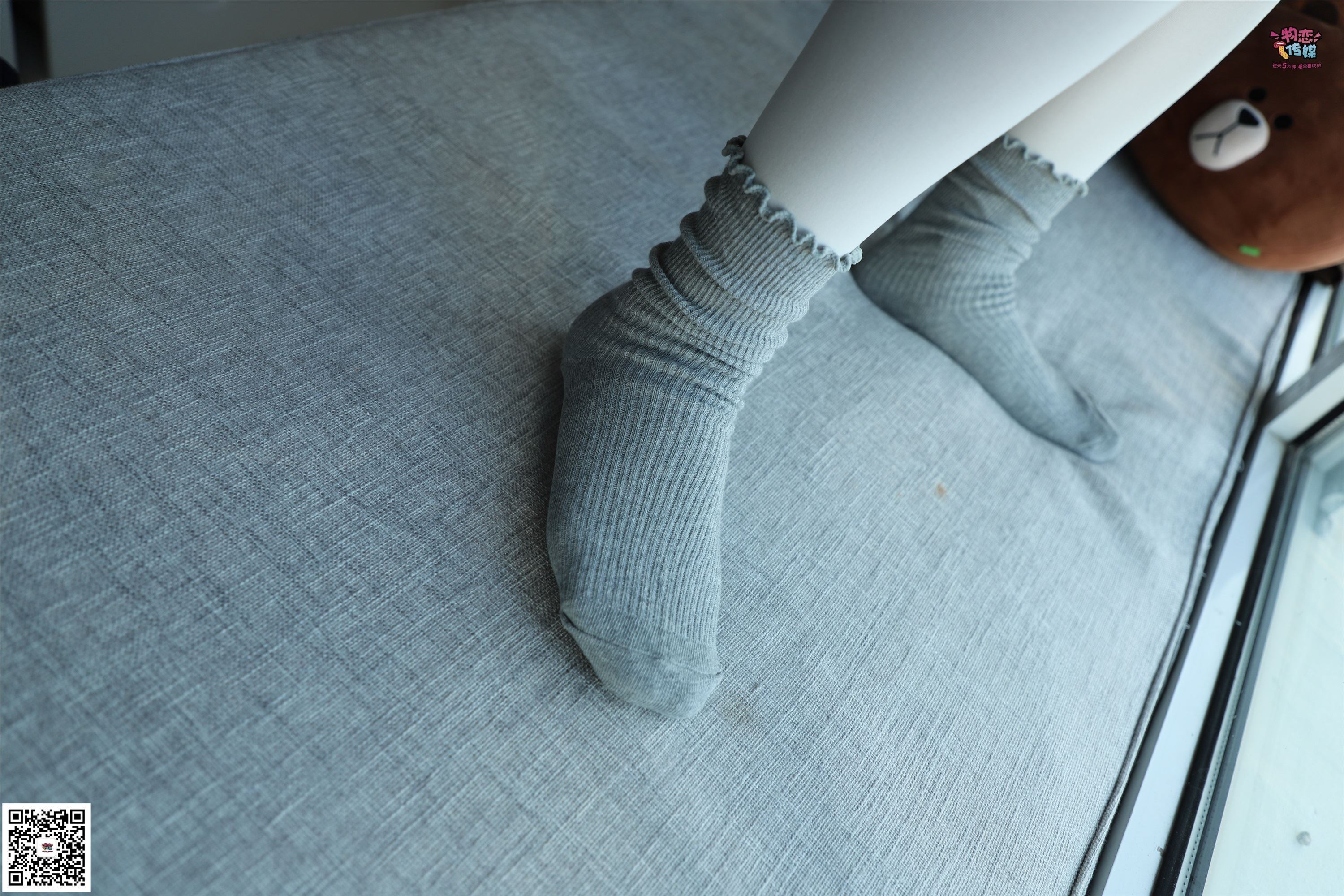 物恋传媒 No.006 可爱的大二小姐姐来啦，黑白棉袜加丝袜哦