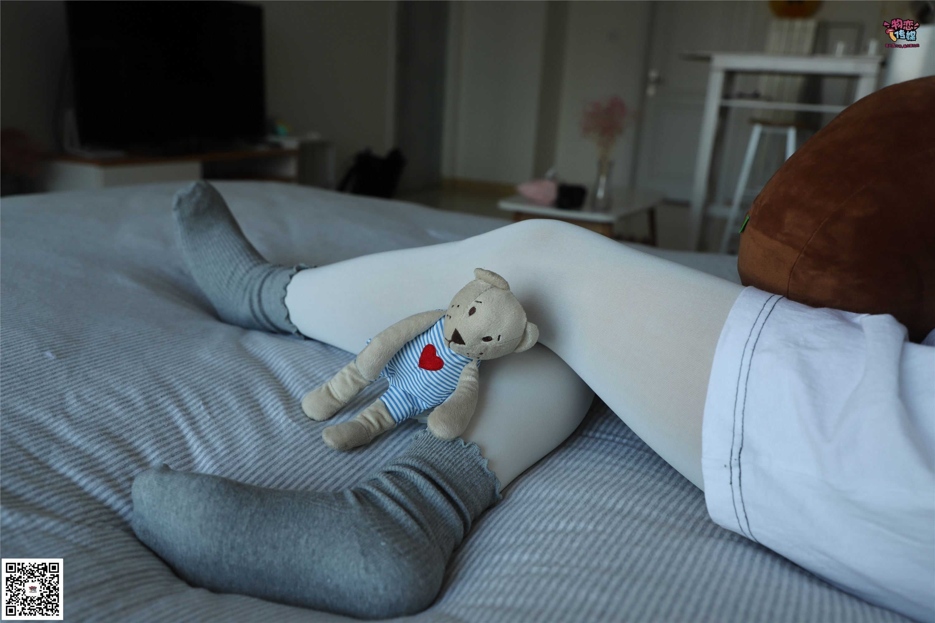 物恋传媒 No.006 可爱的大二小姐姐来啦，黑白棉袜加丝袜哦