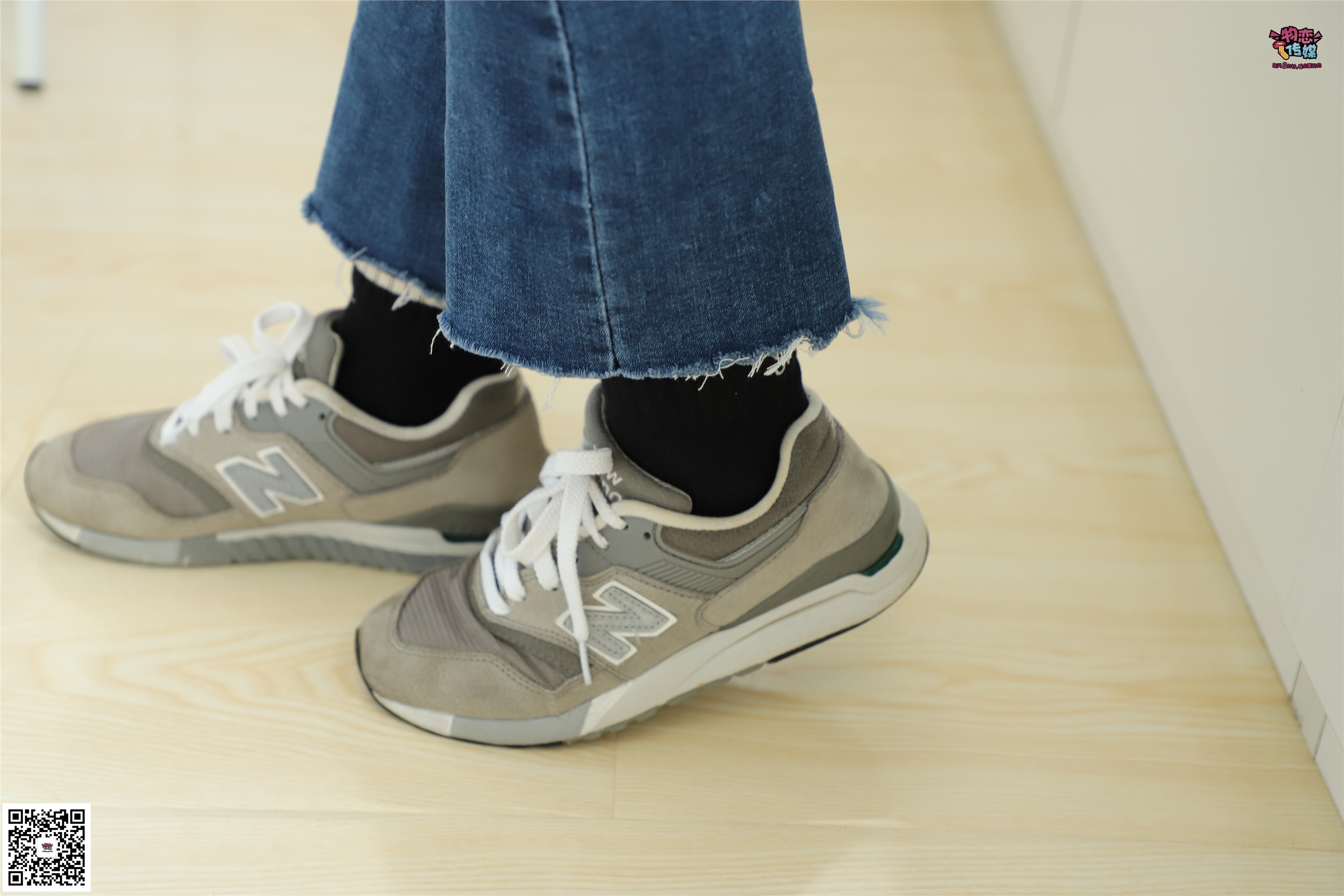 物恋传媒 No.006 可爱的大二小姐姐来啦，黑白棉袜加丝袜哦