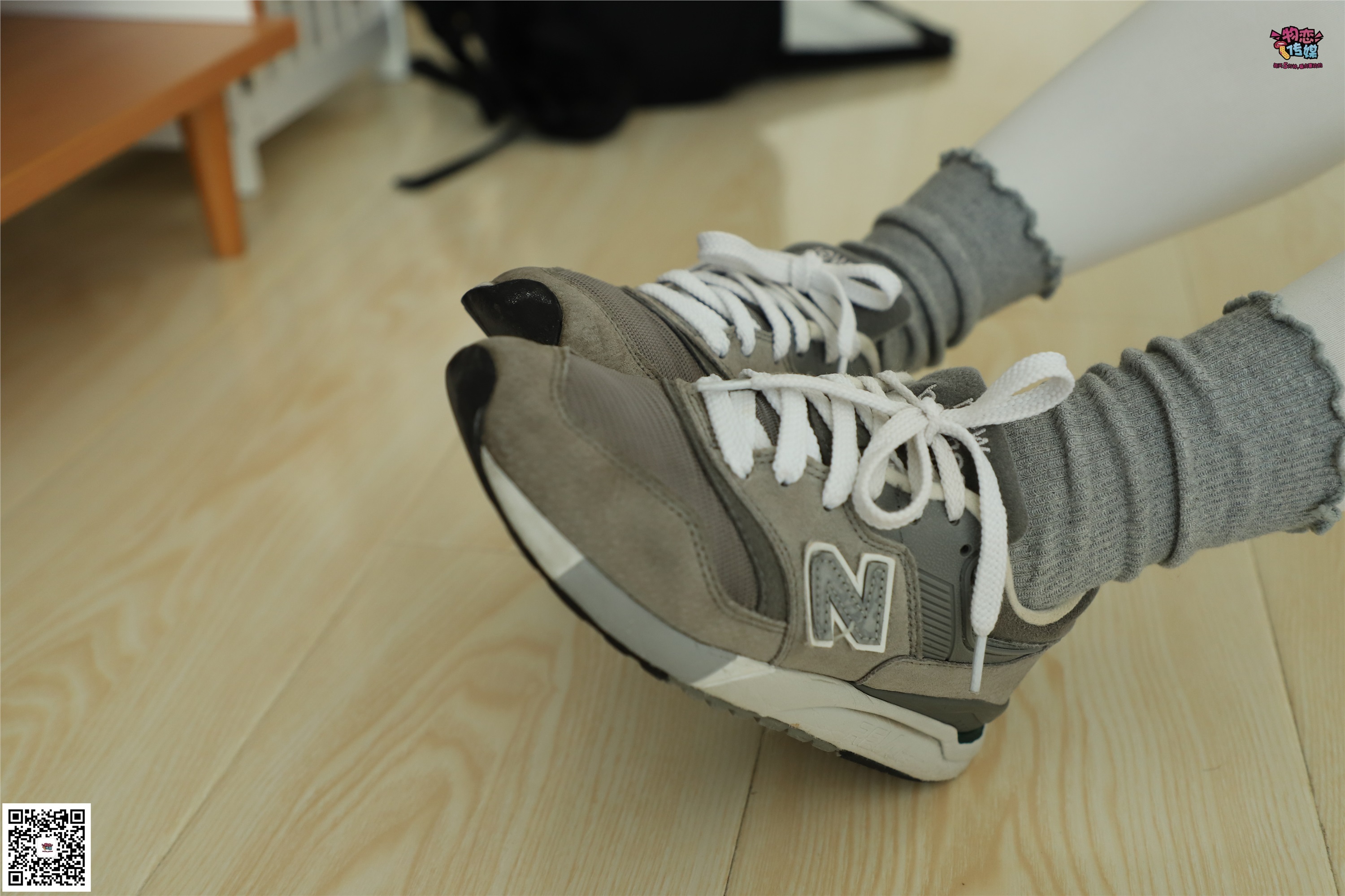 物恋传媒 No.006 可爱的大二小姐姐来啦，黑白棉袜加丝袜哦