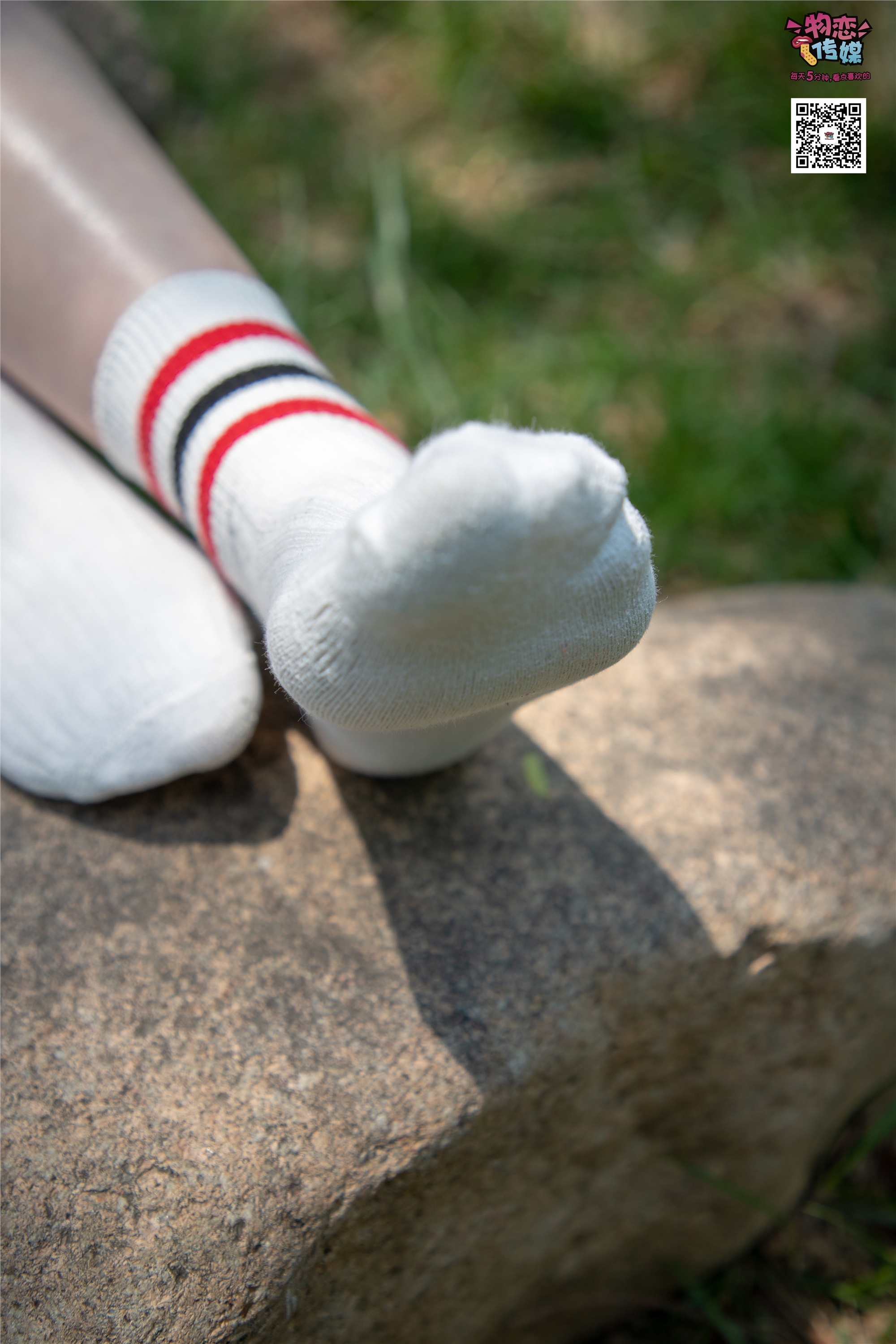 物恋传媒 No.009 纯纯的邻家小妹哦，小白鞋下藏着什么样的棉袜呢