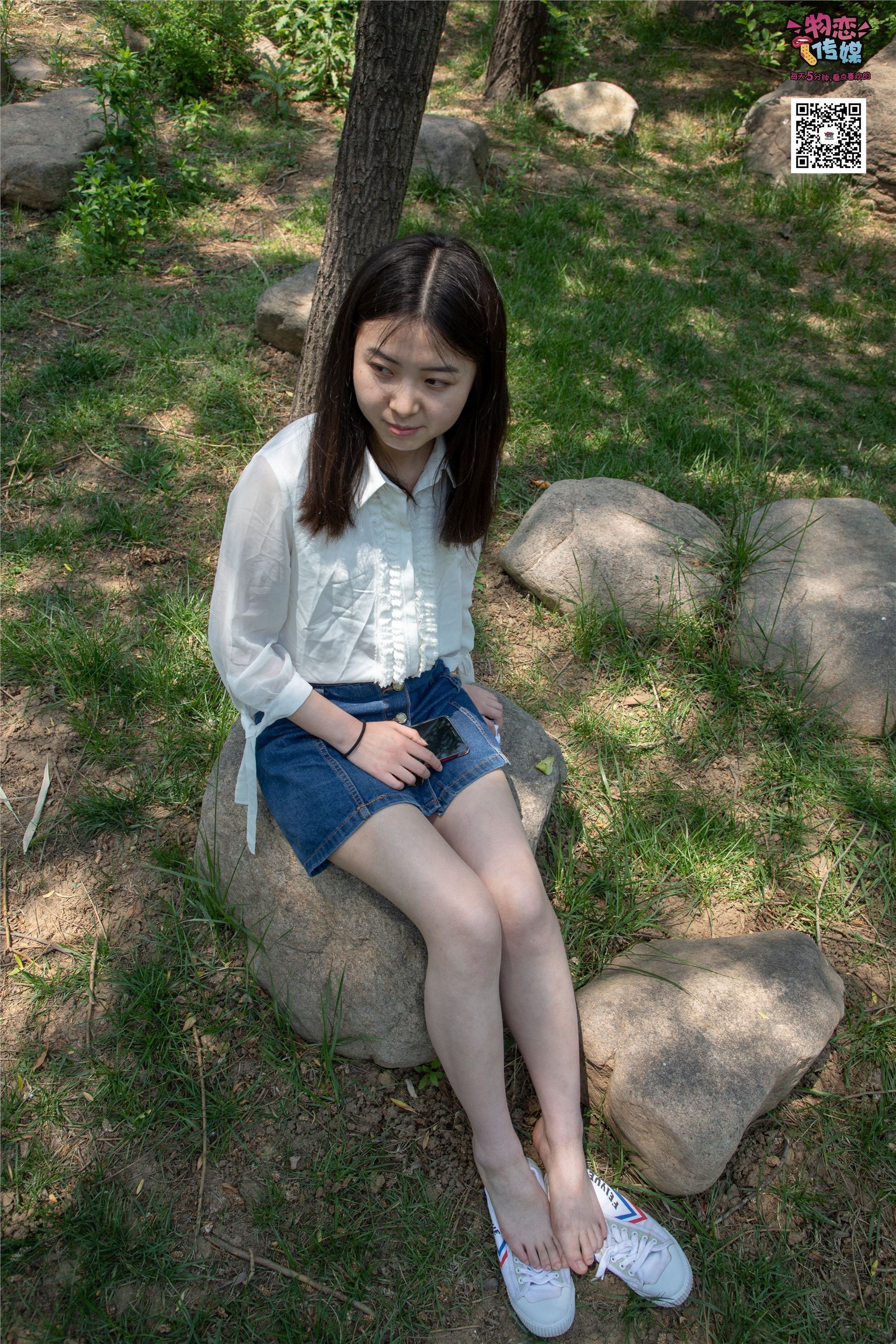 物恋传媒 No.009 纯纯的邻家小妹哦，小白鞋下藏着什么样的棉袜呢