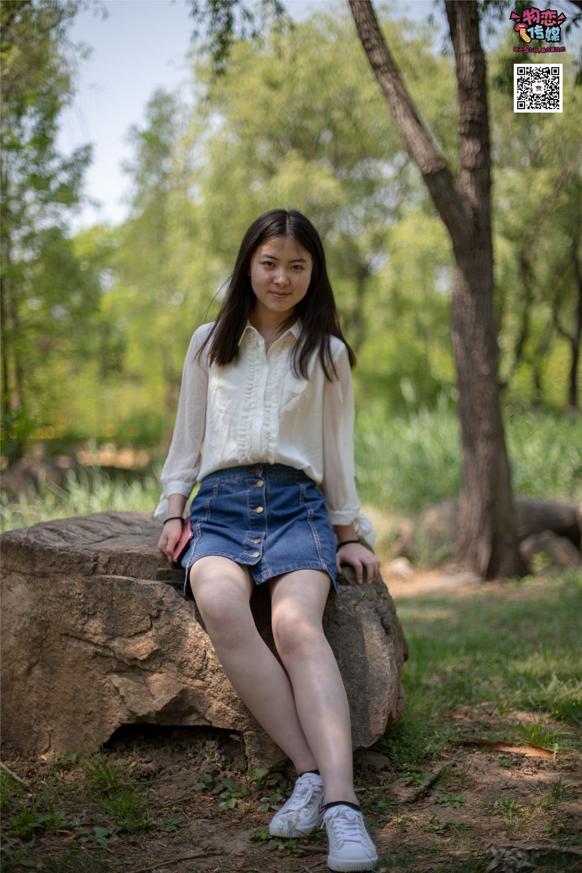 物恋传媒 No.009 纯纯的邻家小妹哦，小白鞋下藏着什么样的棉袜呢