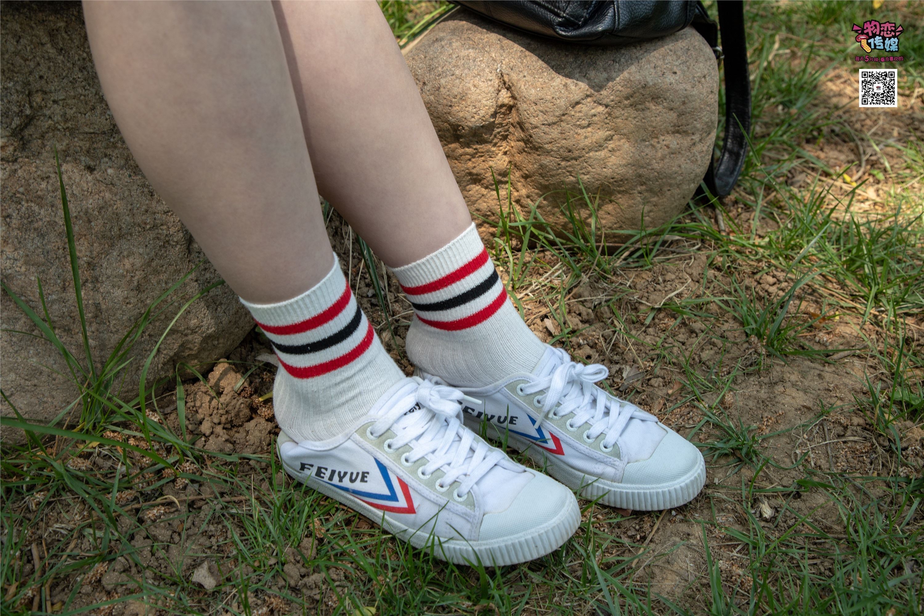 物恋传媒 No.009 纯纯的邻家小妹哦，小白鞋下藏着什么样的棉袜呢