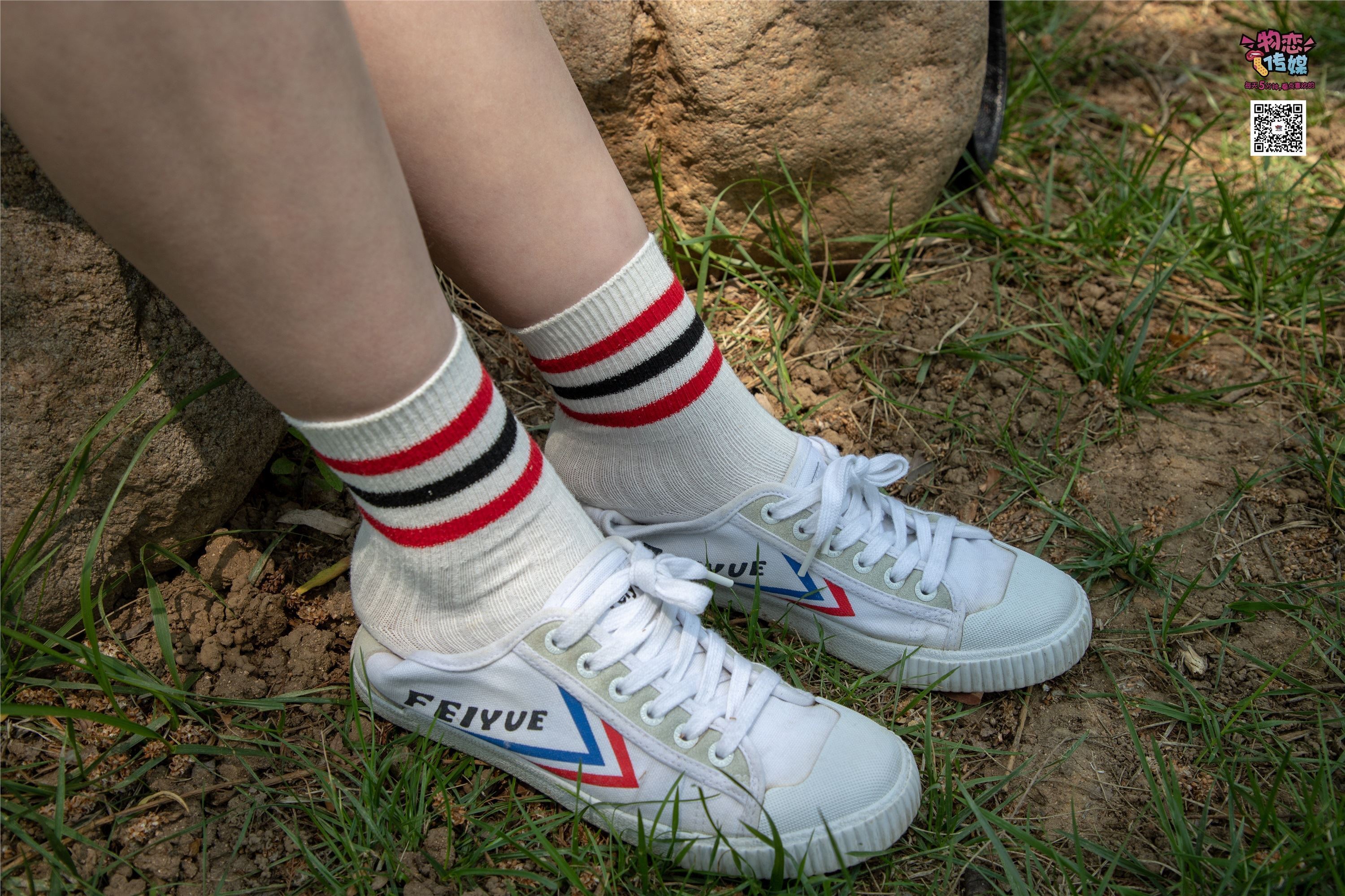 物恋传媒 No.009 纯纯的邻家小妹哦，小白鞋下藏着什么样的棉袜呢