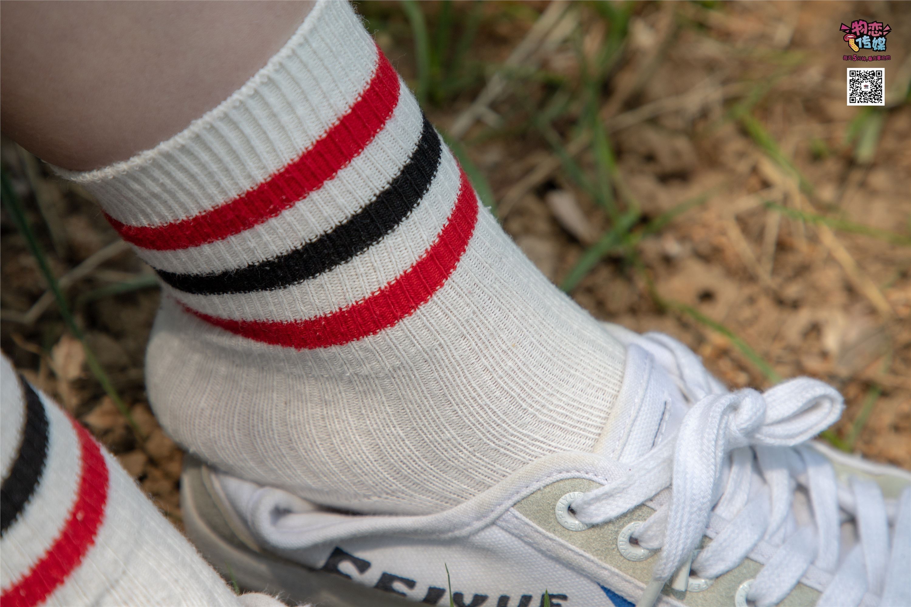 物恋传媒 No.009 纯纯的邻家小妹哦，小白鞋下藏着什么样的棉袜呢