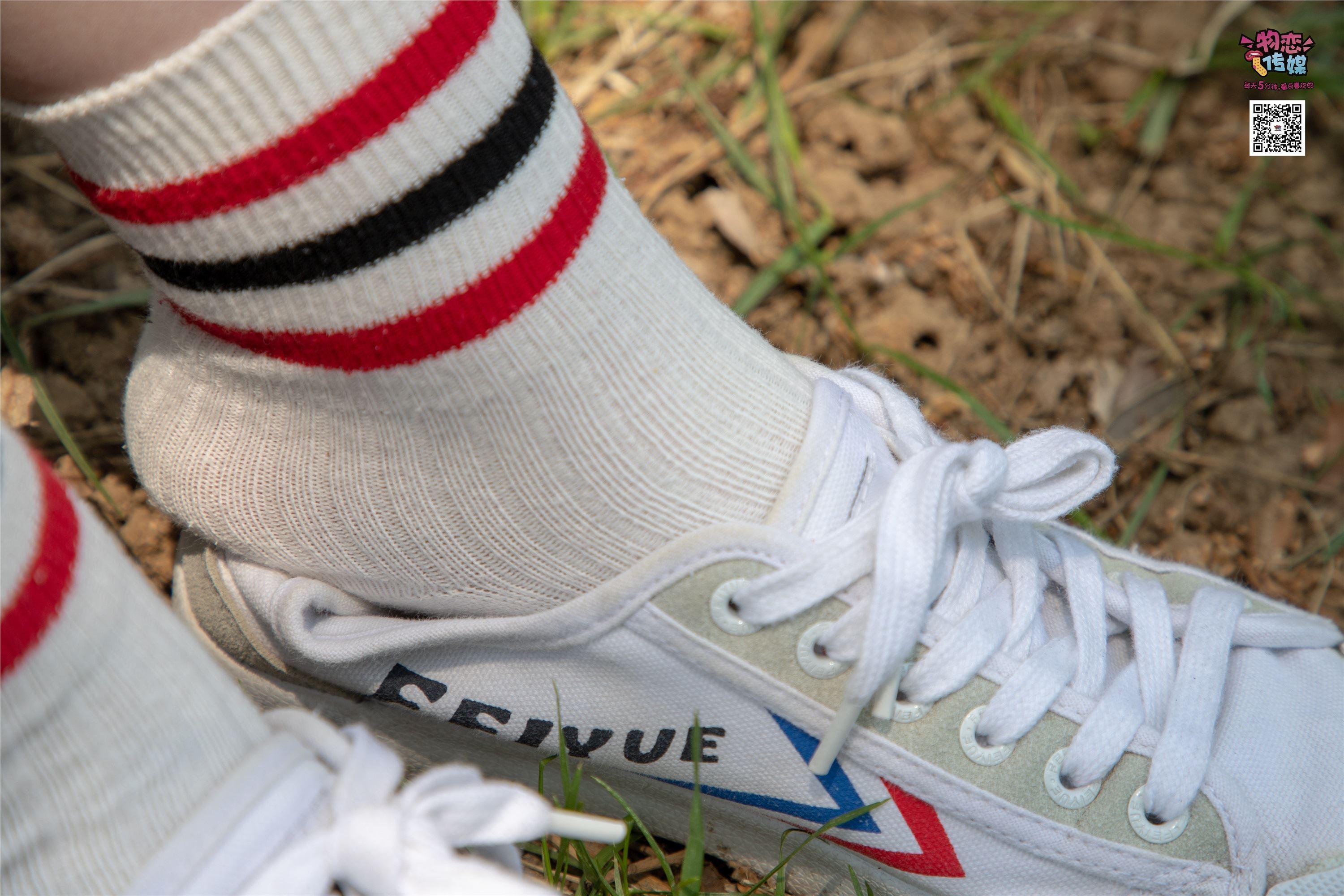 物恋传媒 No.009 纯纯的邻家小妹哦，小白鞋下藏着什么样的棉袜呢